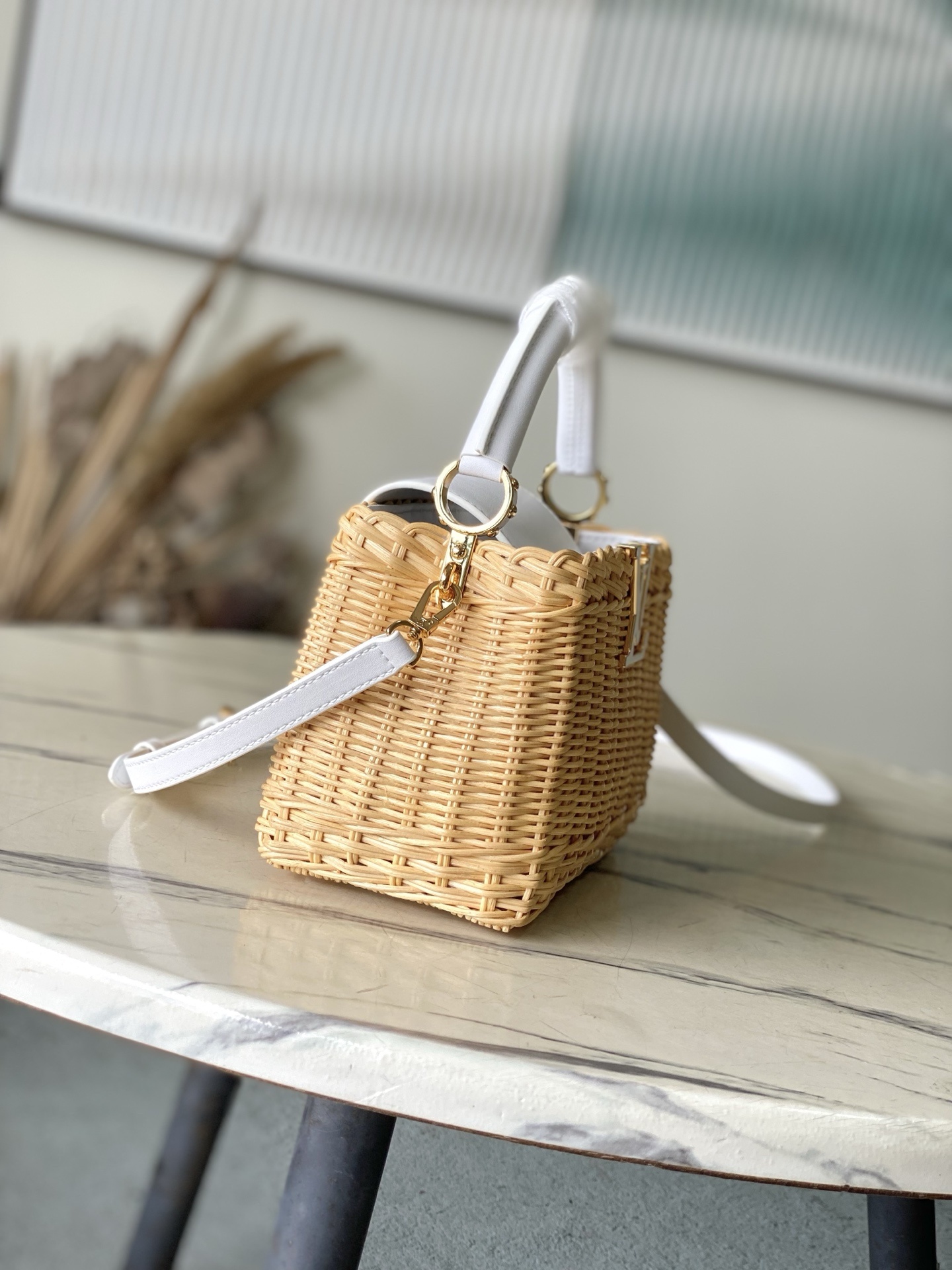 特级原厂皮 M26004 白色迷你 本款Capucines mini 手袋回溯品牌于1892年推出的Pi