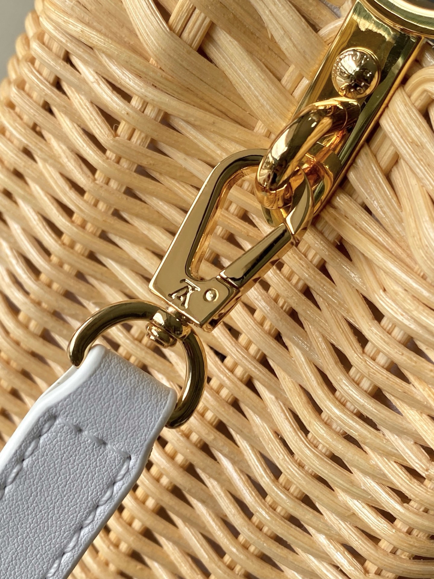 特级原厂皮 M26004 白色迷你 本款Capucines mini 手袋回溯品牌于1892年推出的Pi