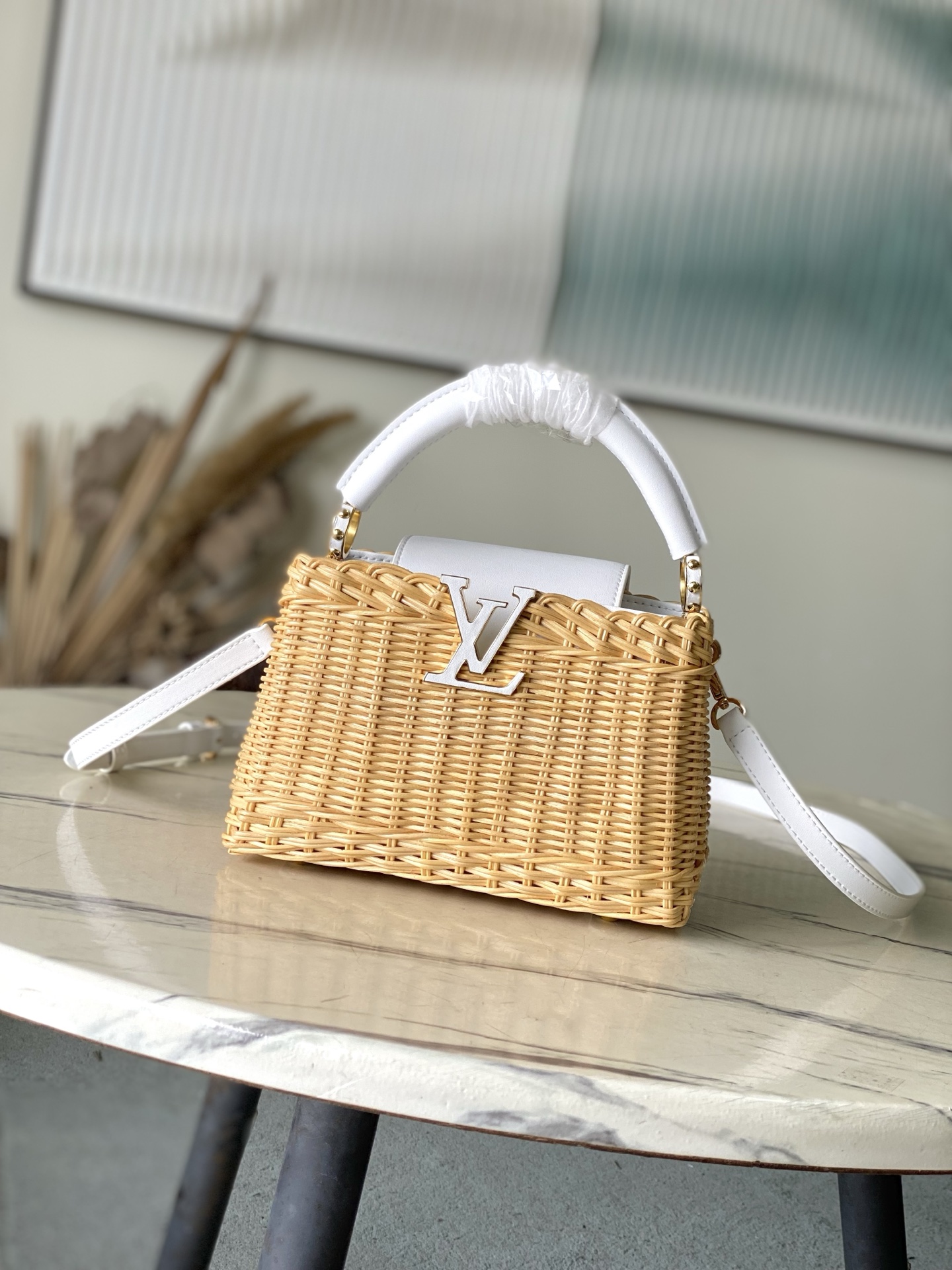 特级原厂皮 M26004 白色迷你 本款Capucines mini 手袋回溯品牌于1892年推出的Pi