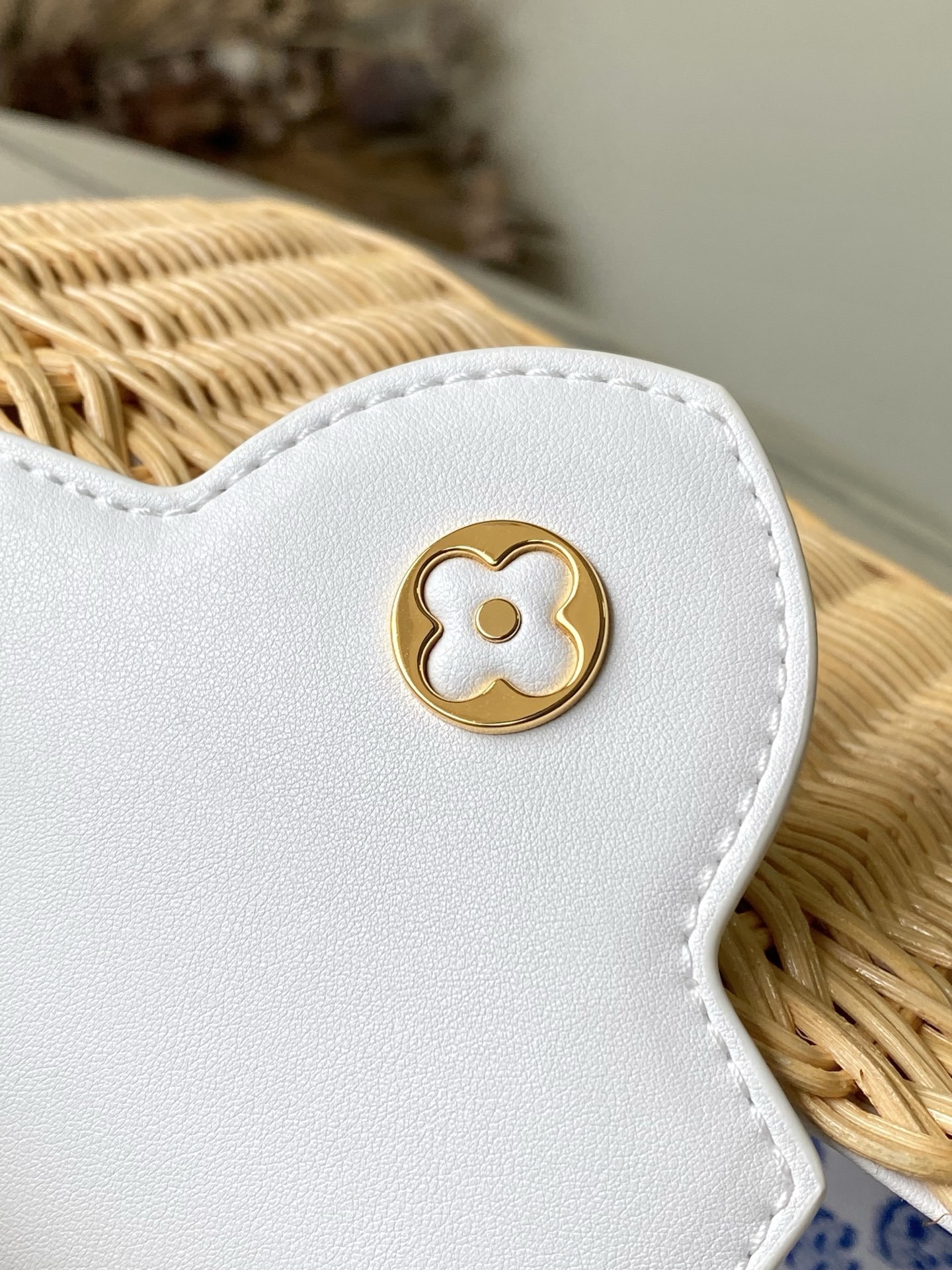 特级原厂皮 M26004 白色迷你 本款Capucines mini 手袋回溯品牌于1892年推出的Pi