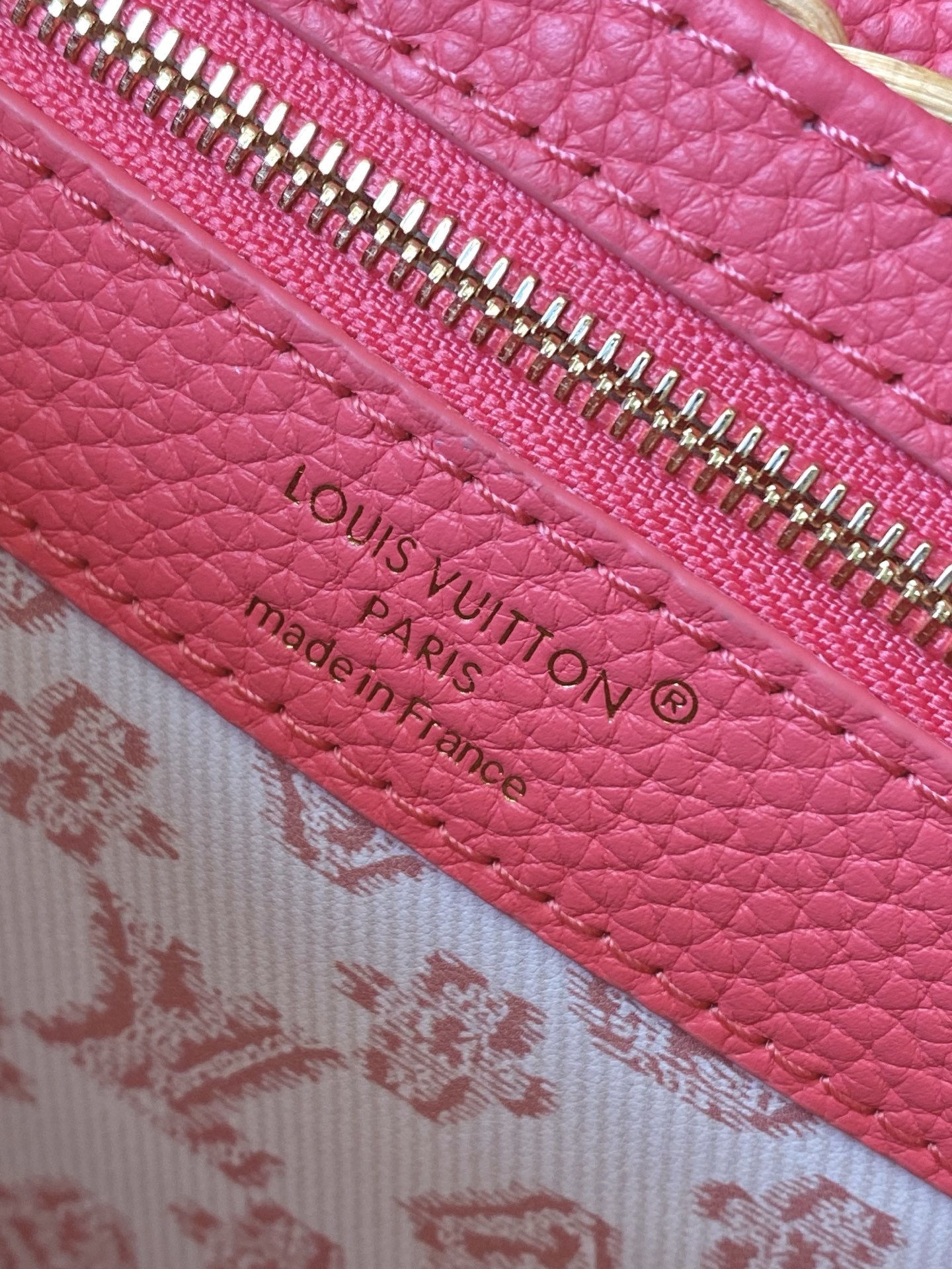 特级原厂皮 M26005 粉色迷你 本款Capucines mini 手袋回溯品牌于1892年推出的Pi