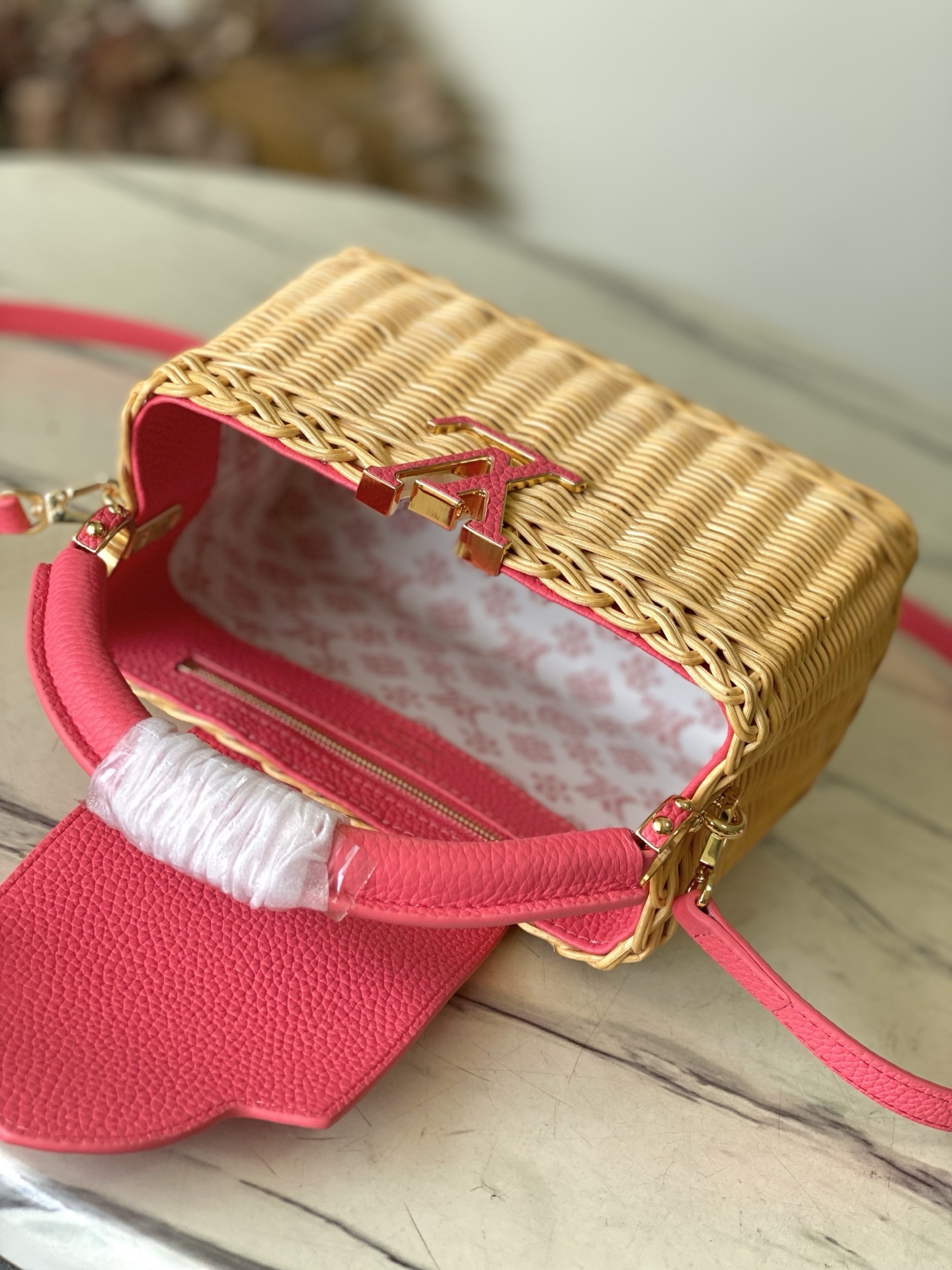 特级原厂皮 M26005 粉色迷你 本款Capucines mini 手袋回溯品牌于1892年推出的Pi