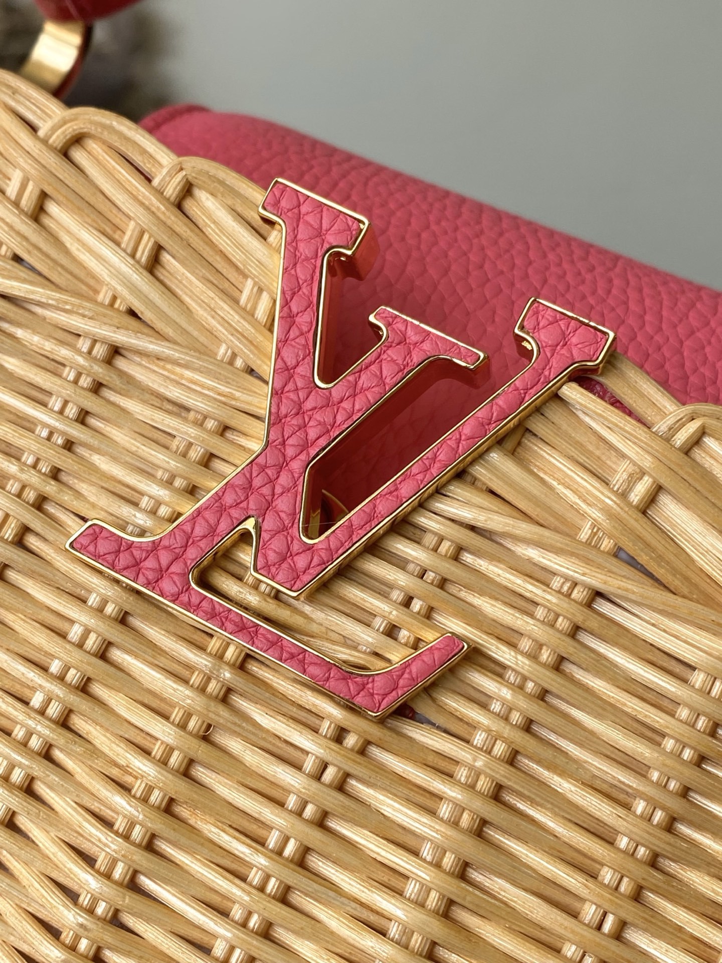 特级原厂皮 M26005 粉色迷你 本款Capucines mini 手袋回溯品牌于1892年推出的Pi