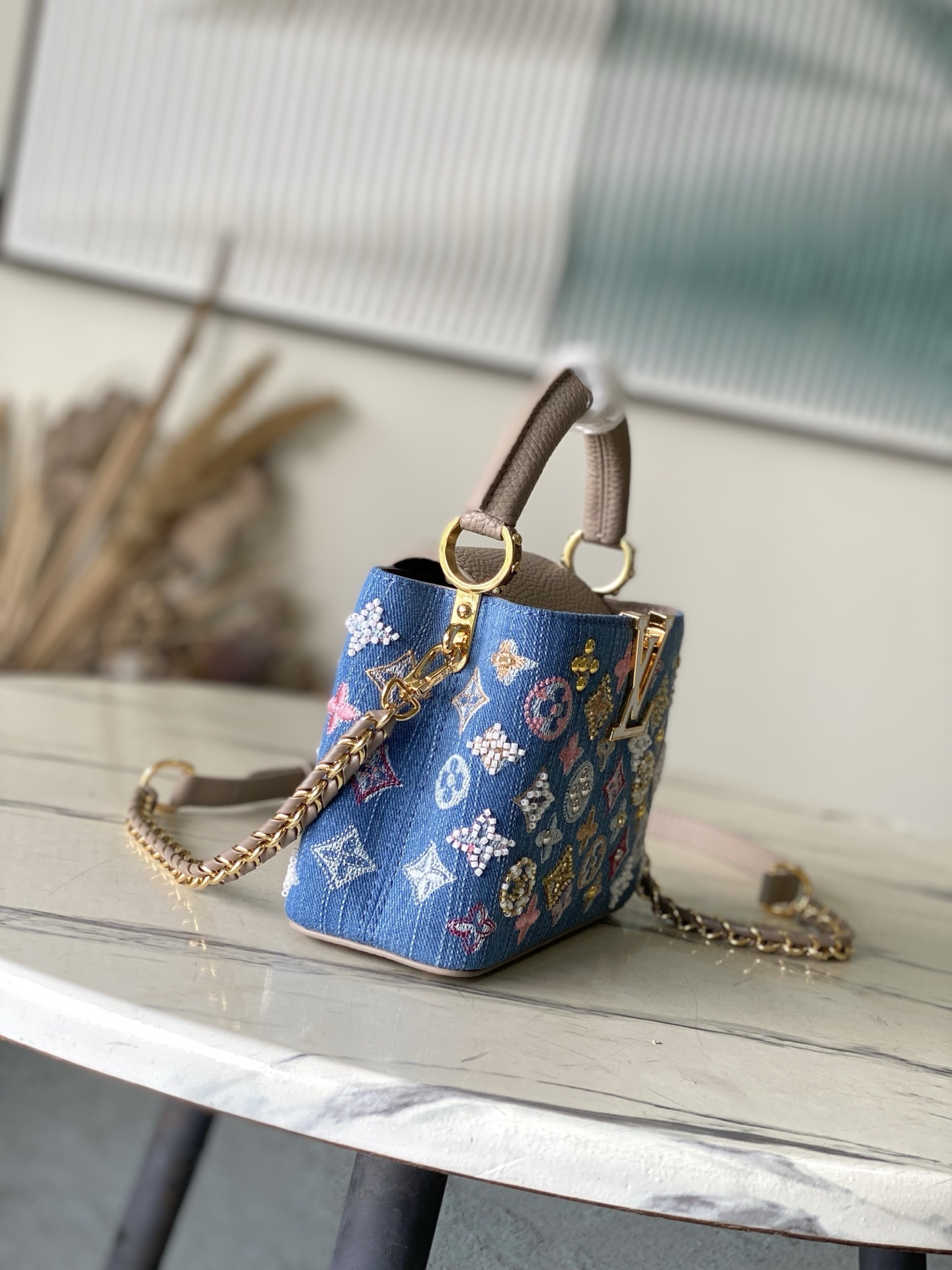 特级原厂皮 M12947 灰皮牛仔迷你 本款Capucines迷你手袋为Monogram丹宁布刺绣串珠和