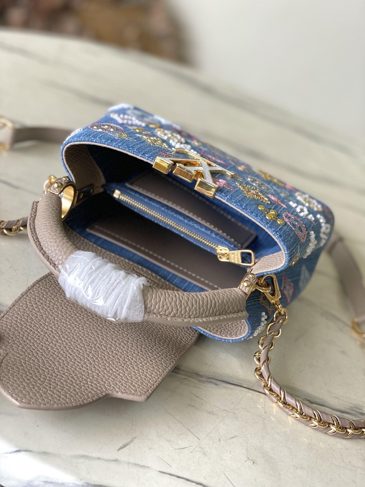 特级原厂皮 M12947 灰皮牛仔迷你 本款Capucines迷你手袋为Monogram丹宁布刺绣串珠和