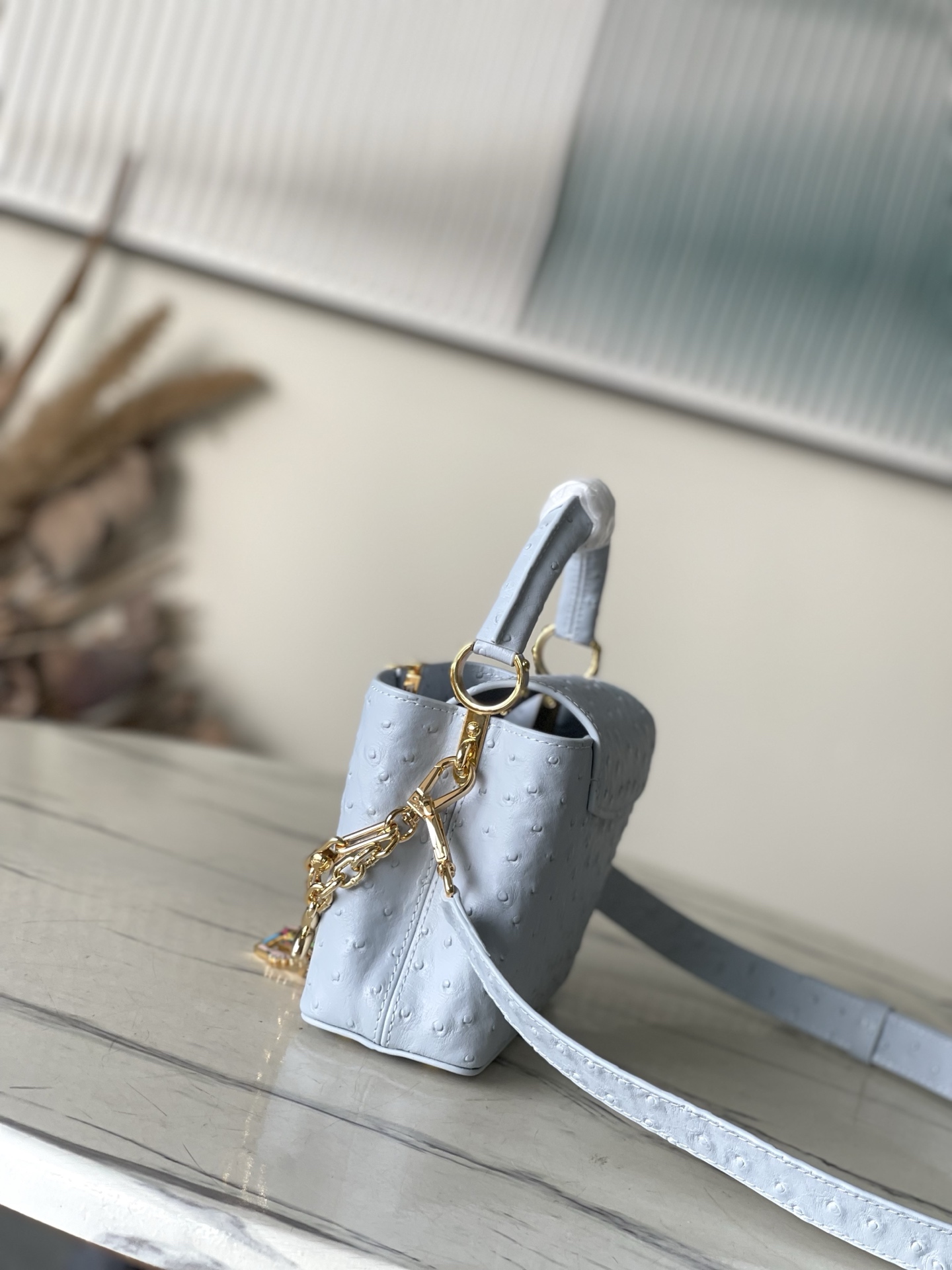 特级原厂皮 M48865浅灰蓝鸵鸟迷你 二合一链条 本款 Capucines 手袋取材柔韧 Tauril