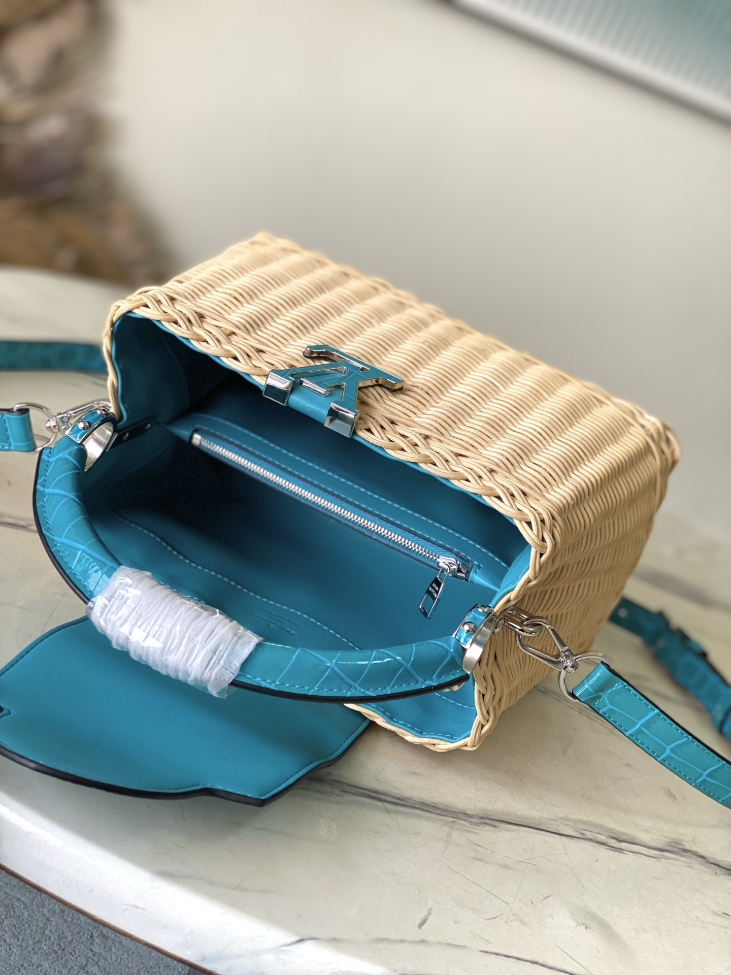 特级原厂皮 M48865 蓝色鳄鱼皮小号 本款CapucinesBB手袋回溯品牌于1892年推出的Pic