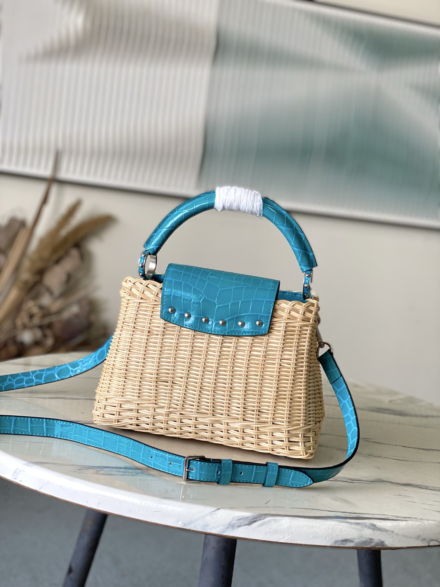 特级原厂皮 M48865 蓝色鳄鱼皮小号 本款CapucinesBB手袋回溯品牌于1892年推出的Pic