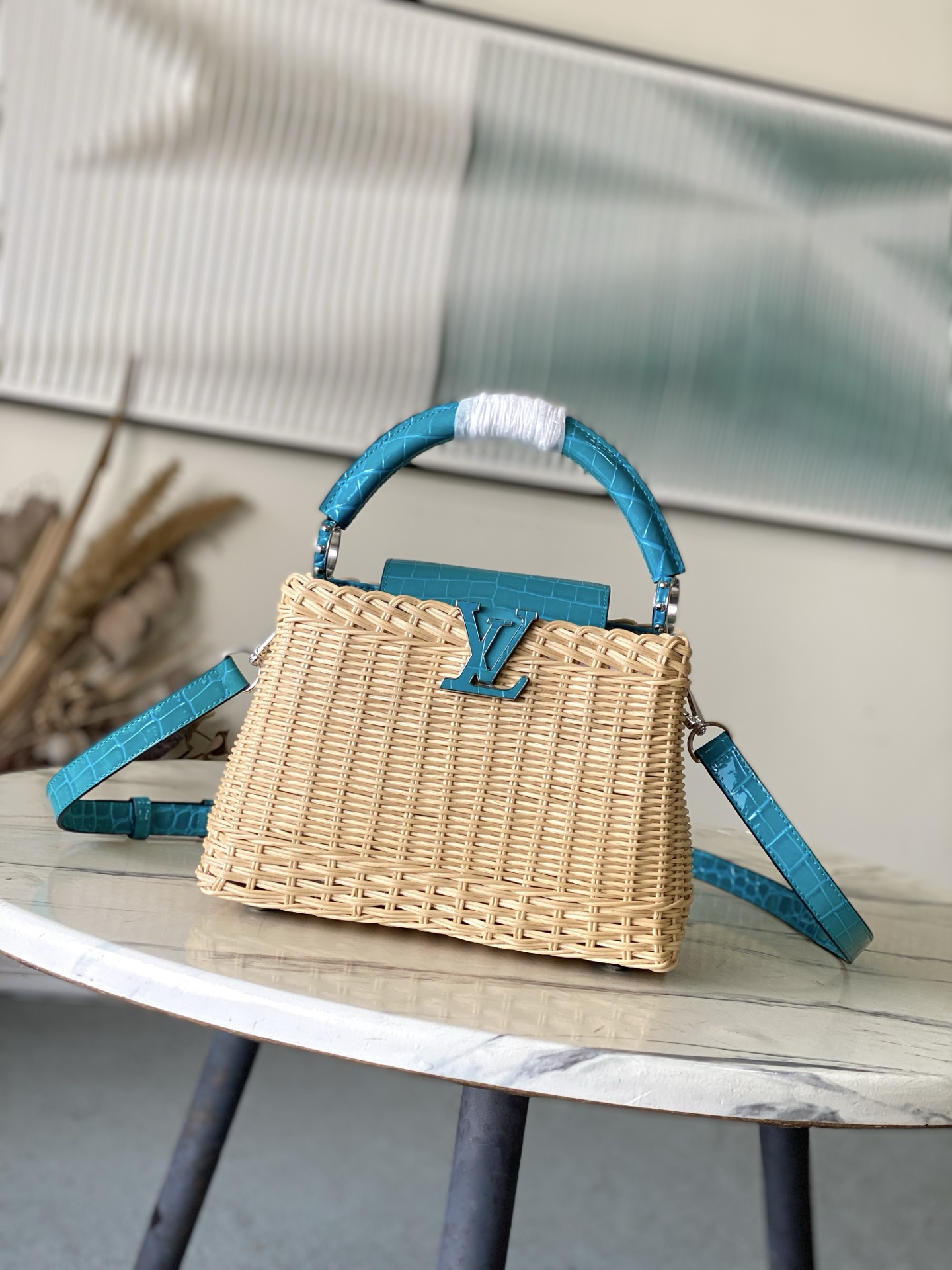 特级原厂皮 M48865 蓝色鳄鱼皮小号 本款CapucinesBB手袋回溯品牌于1892年推出的Pic