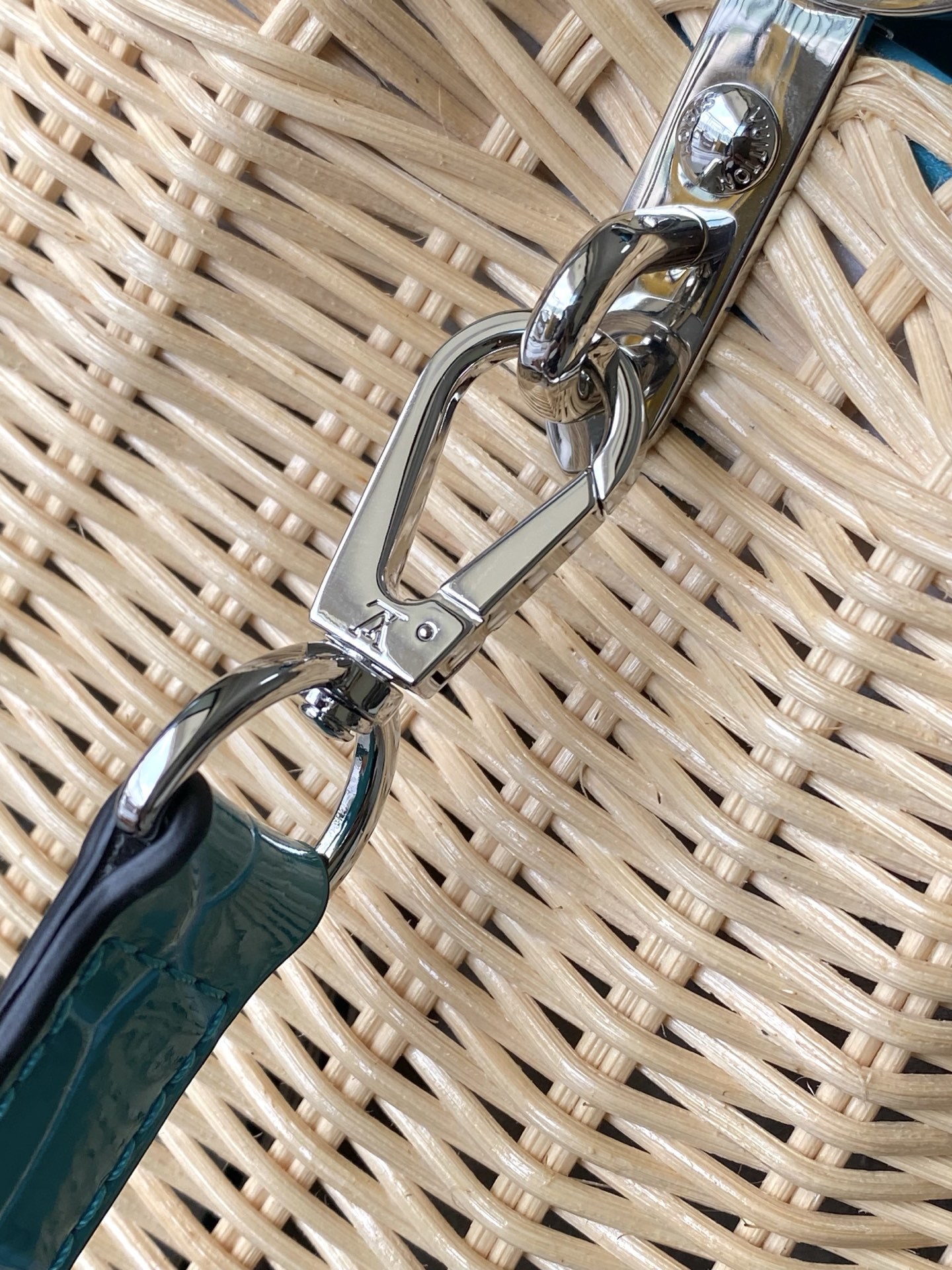 特级原厂皮 M48865 蓝色鳄鱼皮小号 本款CapucinesBB手袋回溯品牌于1892年推出的Pic