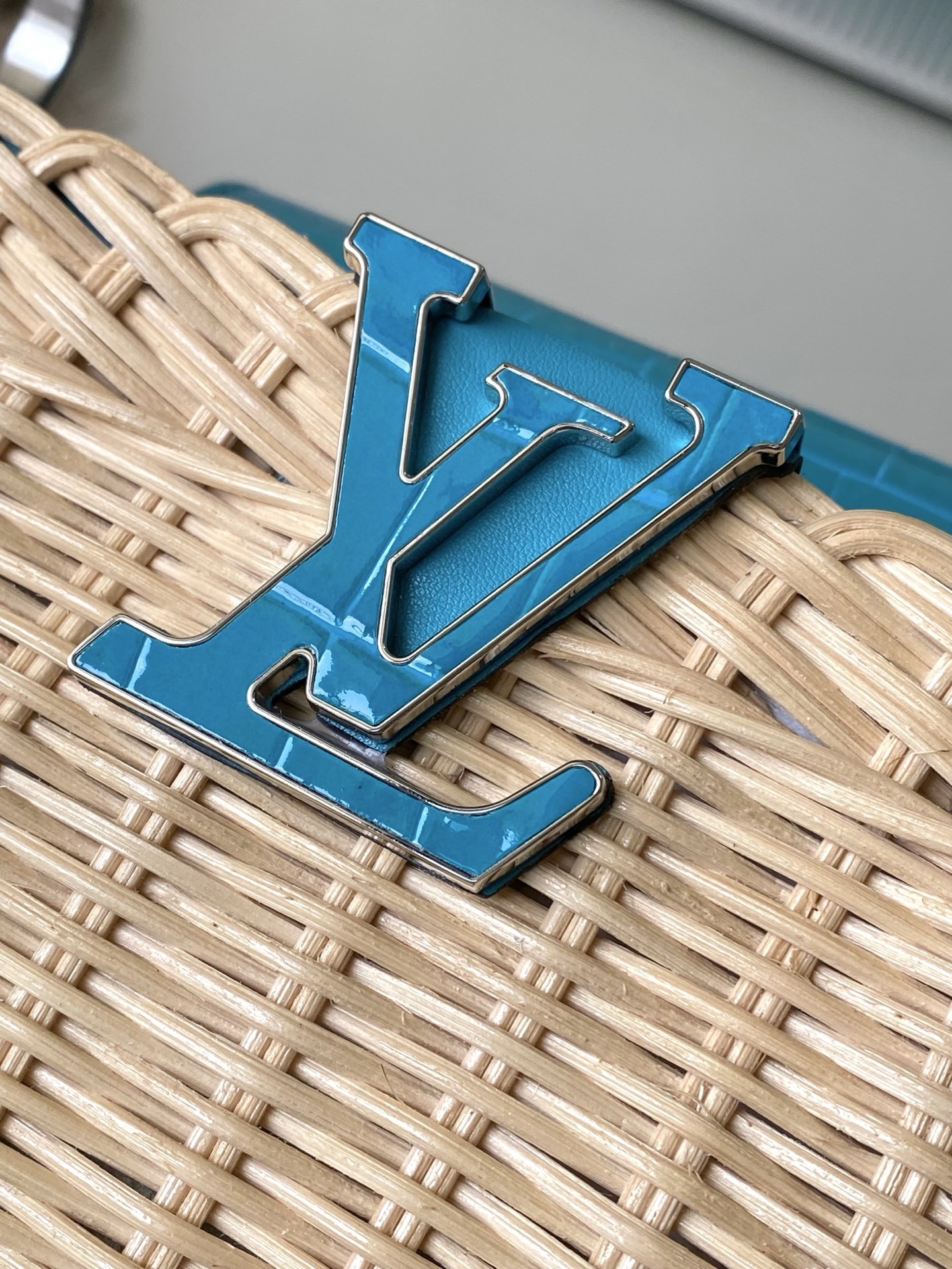 特级原厂皮 M48865 蓝色鳄鱼皮小号 本款CapucinesBB手袋回溯品牌于1892年推出的Pic