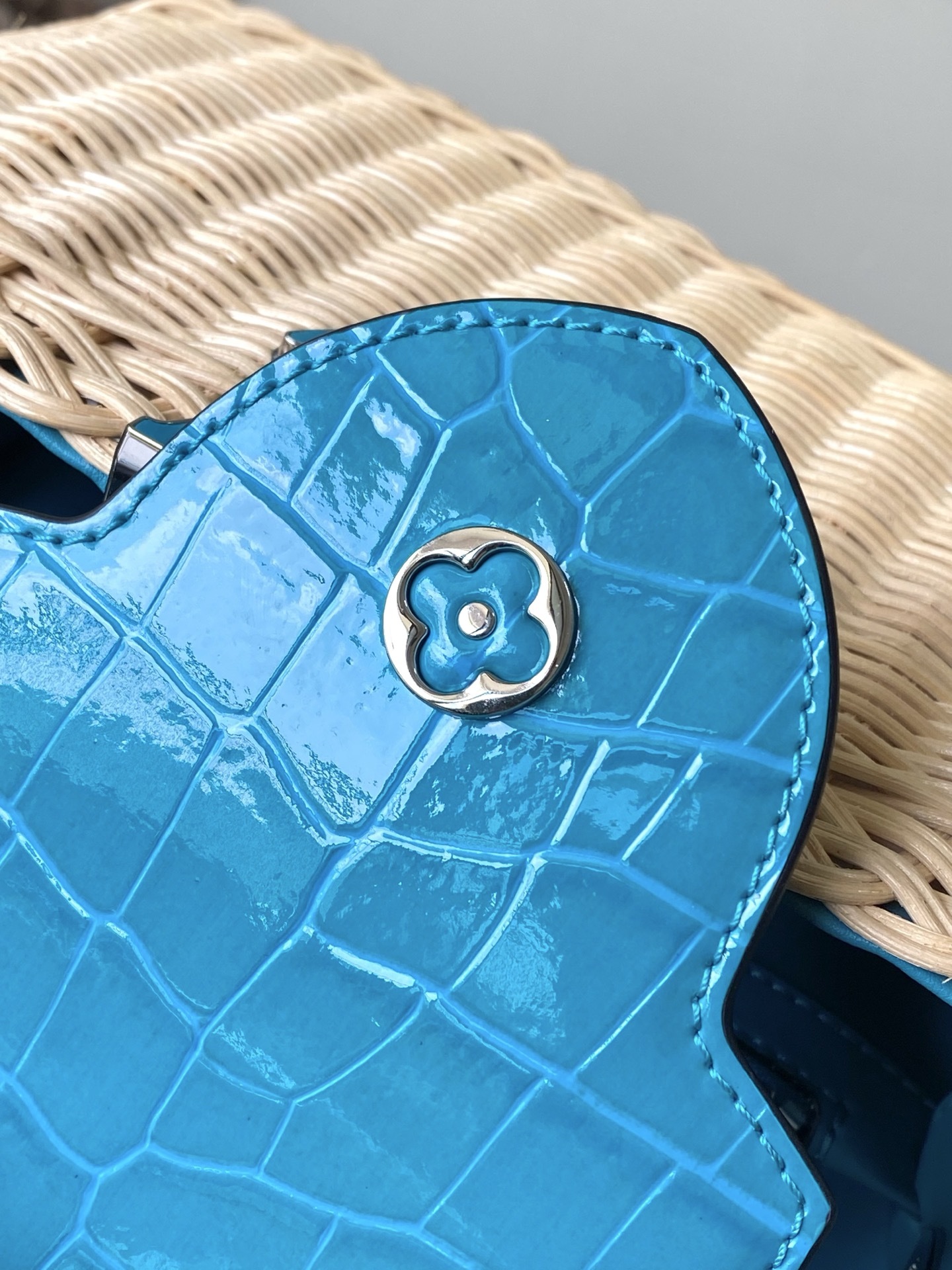 特级原厂皮 M48865 蓝色鳄鱼皮小号 本款CapucinesBB手袋回溯品牌于1892年推出的Pic