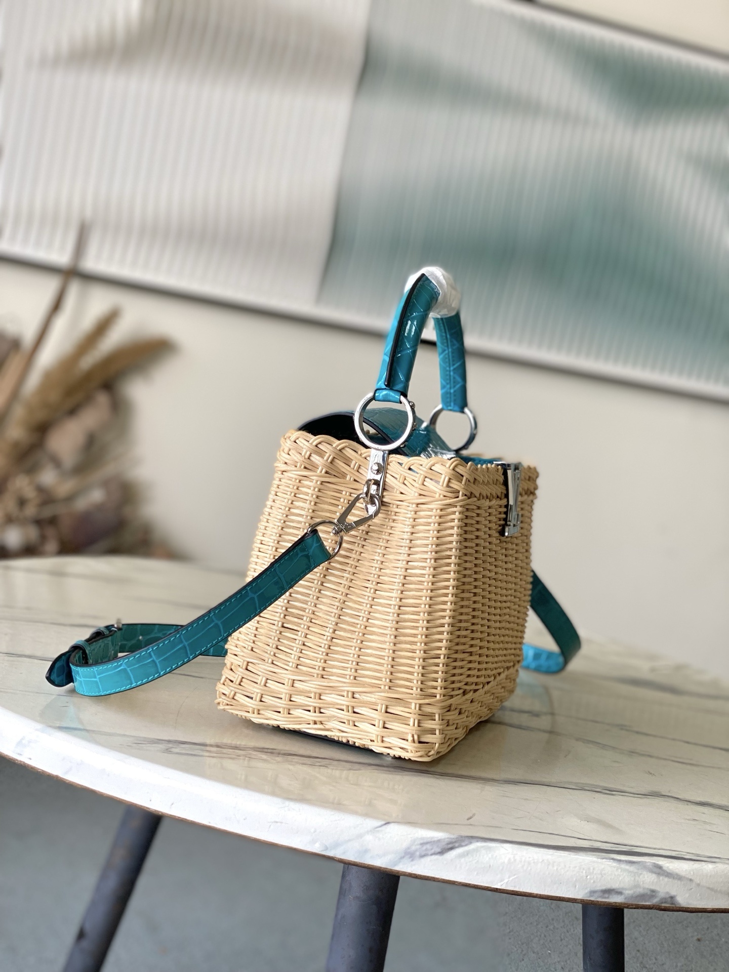 特级原厂皮 M48865 蓝色鳄鱼皮小号 本款CapucinesBB手袋回溯品牌于1892年推出的Pic