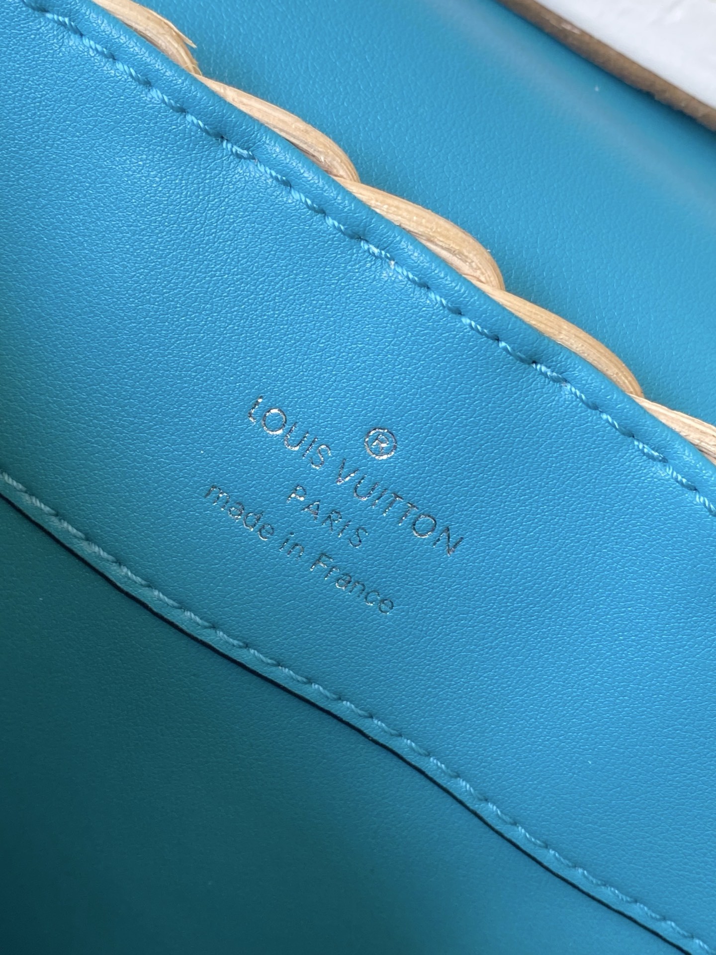 特级原厂皮 M48865 蓝色鳄鱼皮小号 本款CapucinesBB手袋回溯品牌于1892年推出的Pic