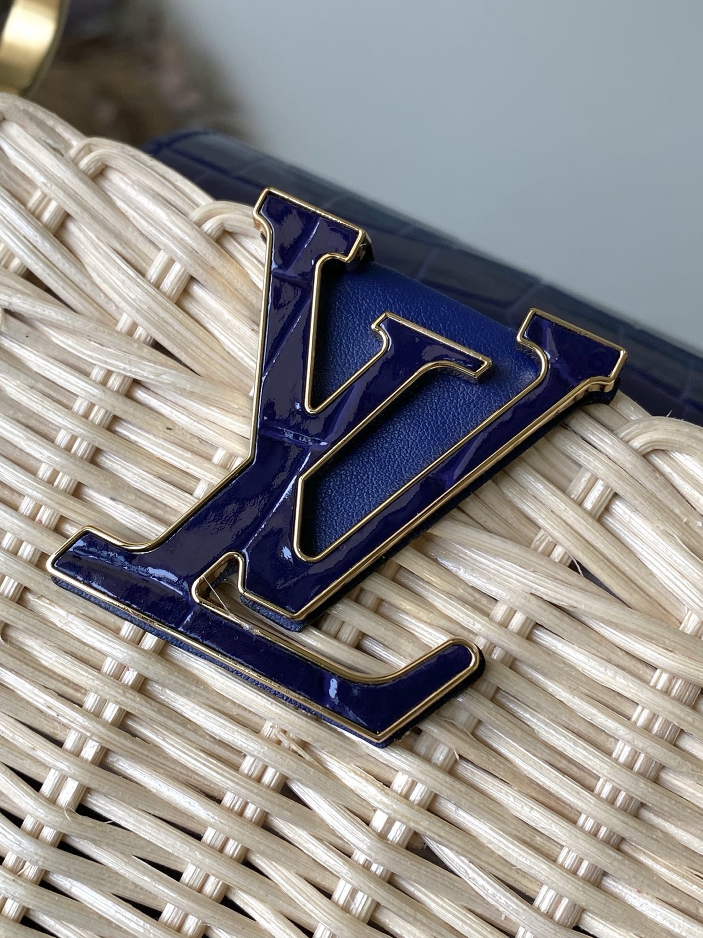 特级原厂皮 M48865 紫色鳄鱼皮小号 本款CapucinesBB手袋回溯品牌于1892年推出的Pic