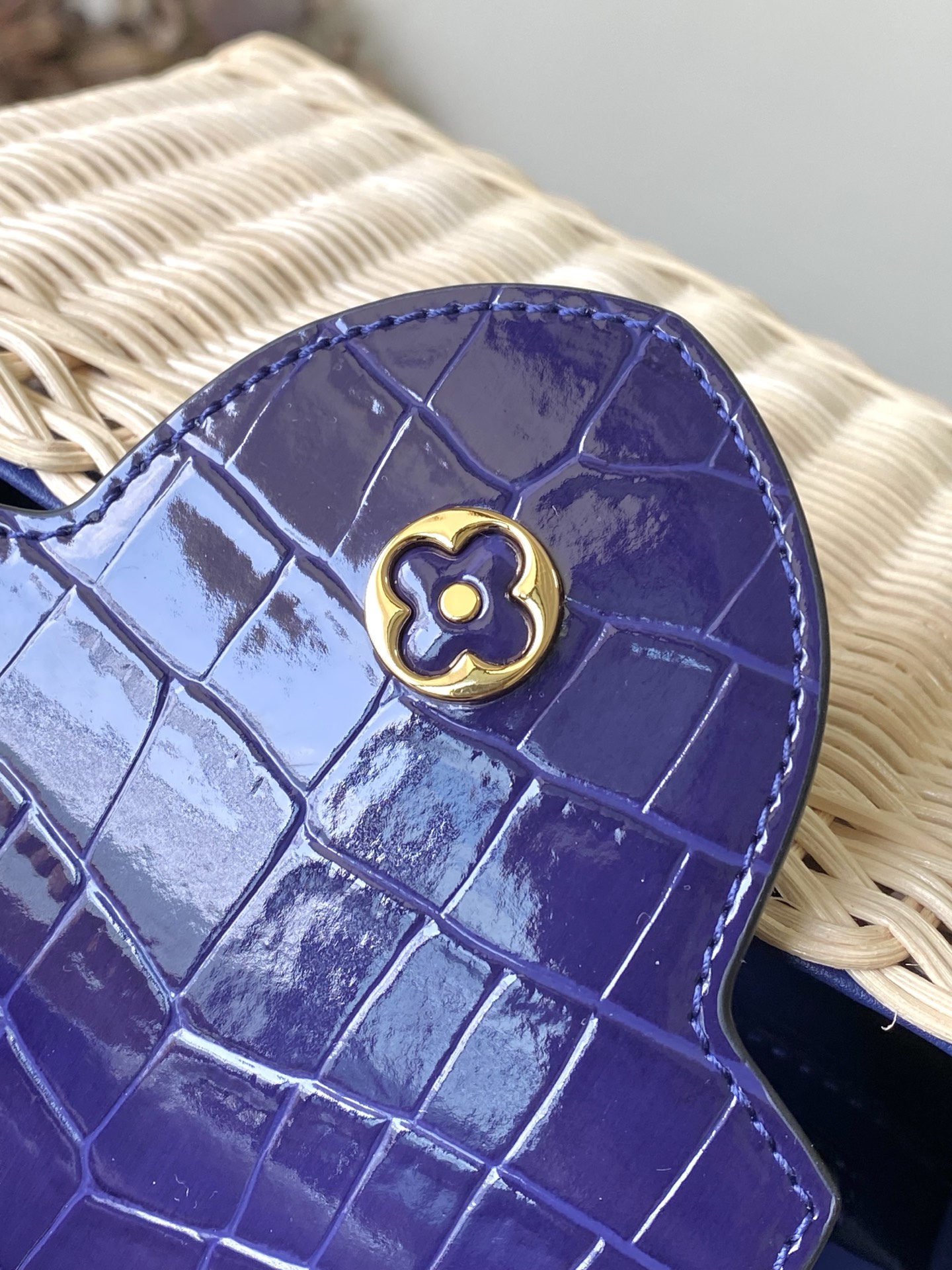 特级原厂皮 M48865 紫色鳄鱼皮小号 本款CapucinesBB手袋回溯品牌于1892年推出的Pic