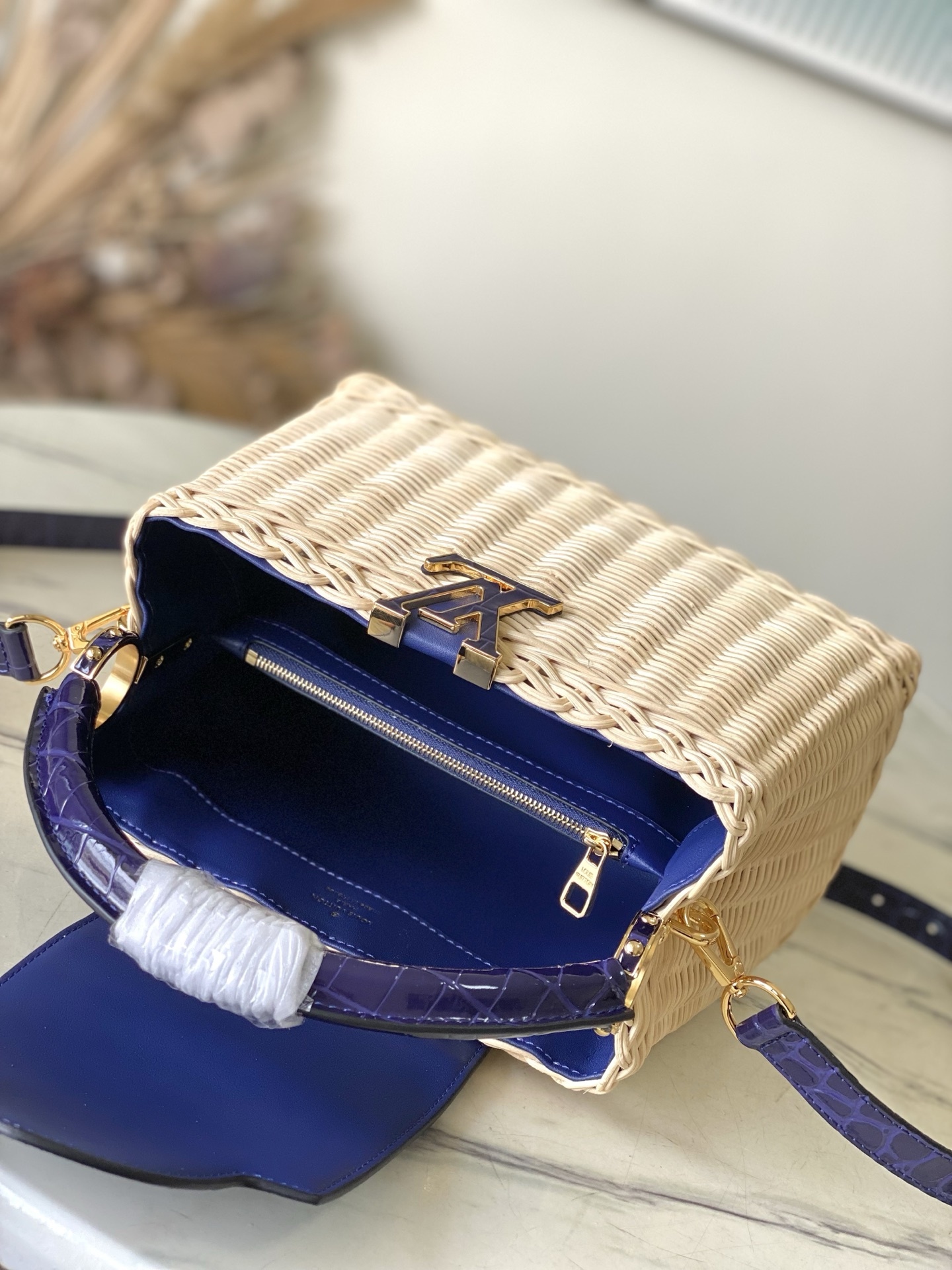 特级原厂皮 M48865 紫色鳄鱼皮小号 本款CapucinesBB手袋回溯品牌于1892年推出的Pic