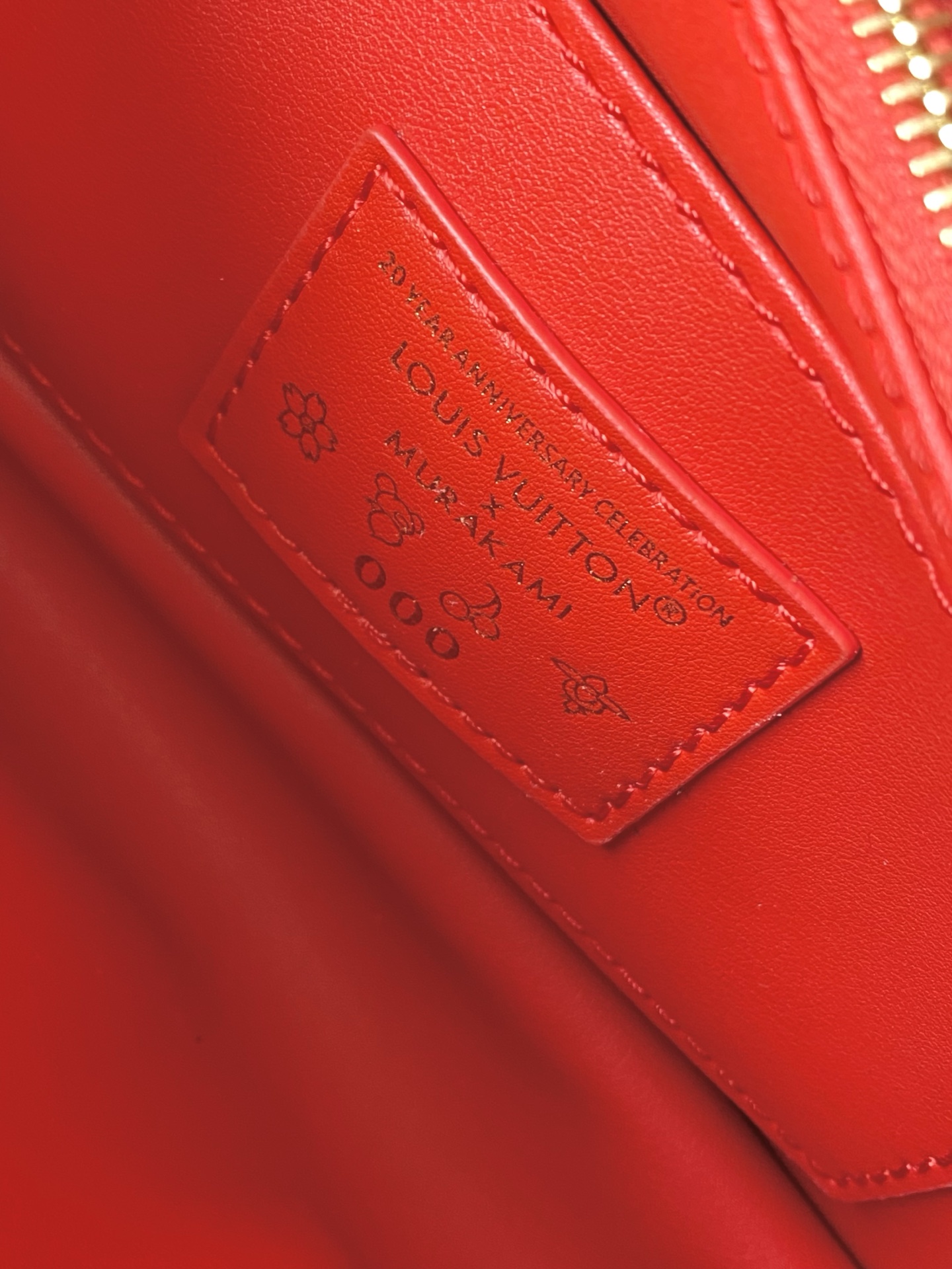 特级原厂皮 M13250 小号 红樱桃拼金扣链条 本款Capucines手袋取材细腻Taurillon