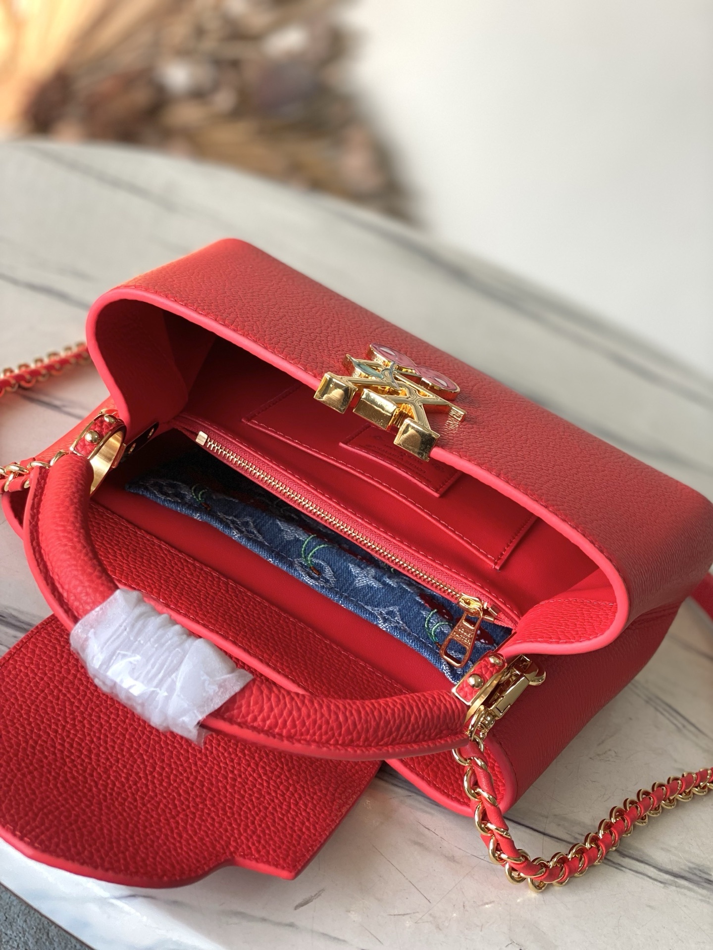 特级原厂皮 M13250 小号 红樱桃拼金扣链条 本款Capucines手袋取材细腻Taurillon