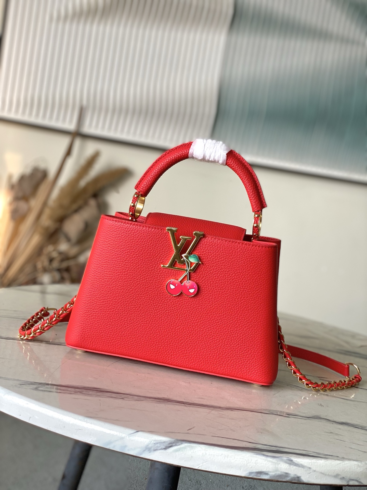 特级原厂皮 M13250 小号 红樱桃拼金扣链条 本款Capucines手袋取材细腻Taurillon 