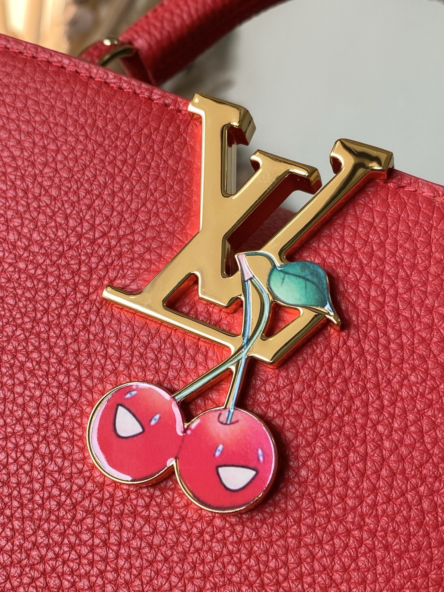 特级原厂皮 M13250 小号 红樱桃拼金扣链条 本款Capucines手袋取材细腻Taurillon