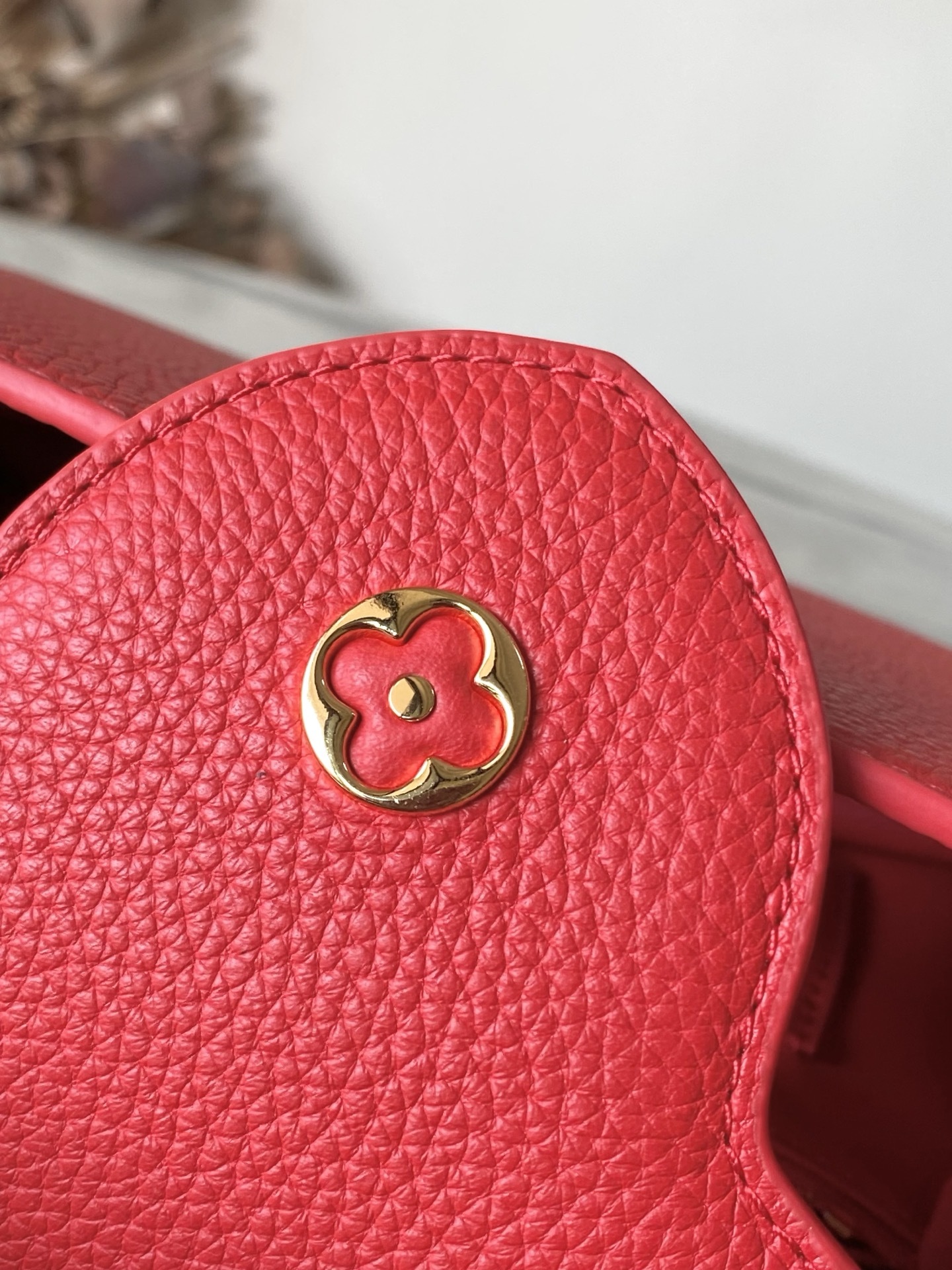 特级原厂皮 M13250 小号 红樱桃拼金扣链条 本款Capucines手袋取材细腻Taurillon