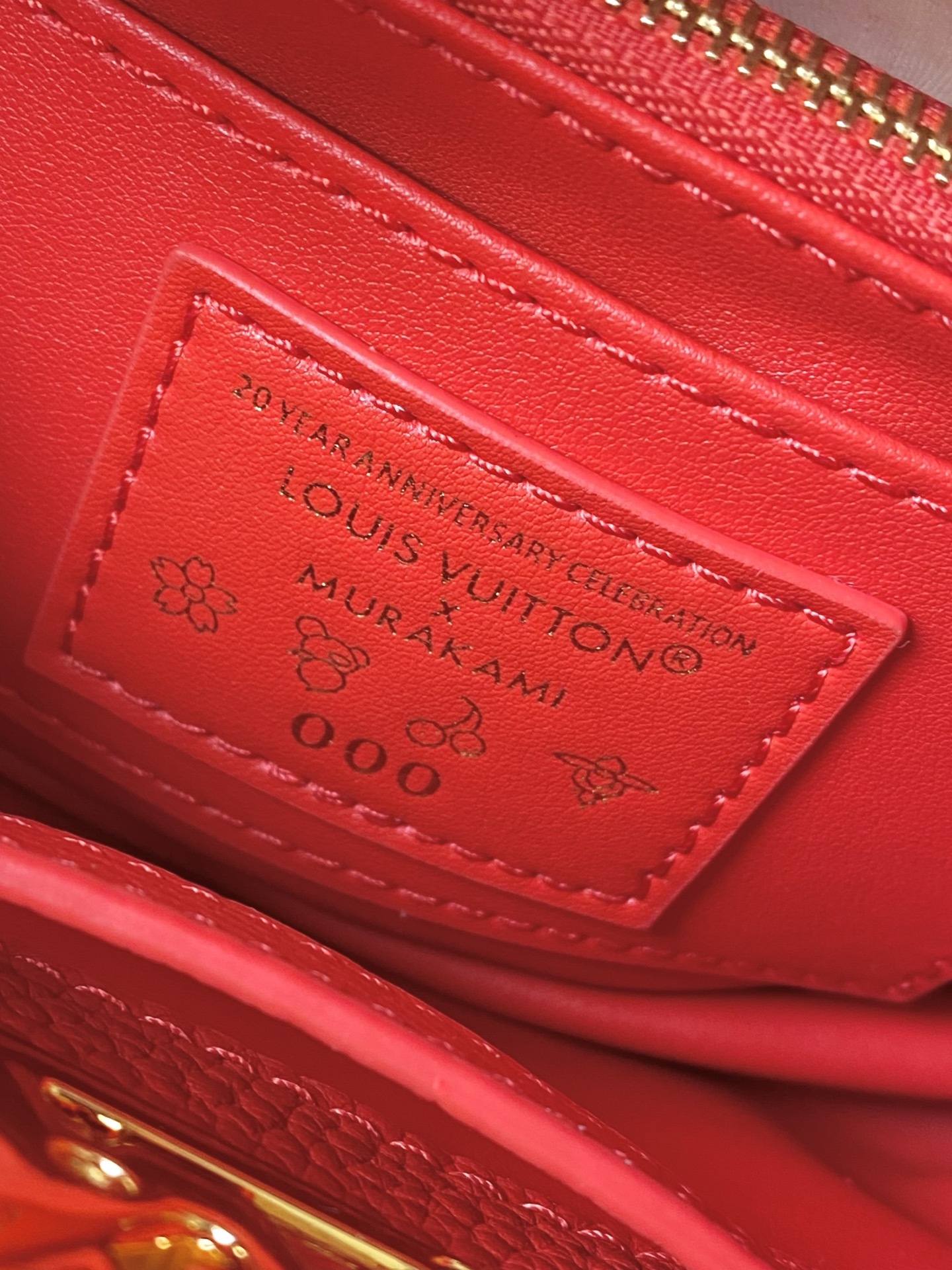 特级原厂皮 M13250 迷你 红樱桃拼金扣链条 本款Capucines手袋取材细腻Taurillon