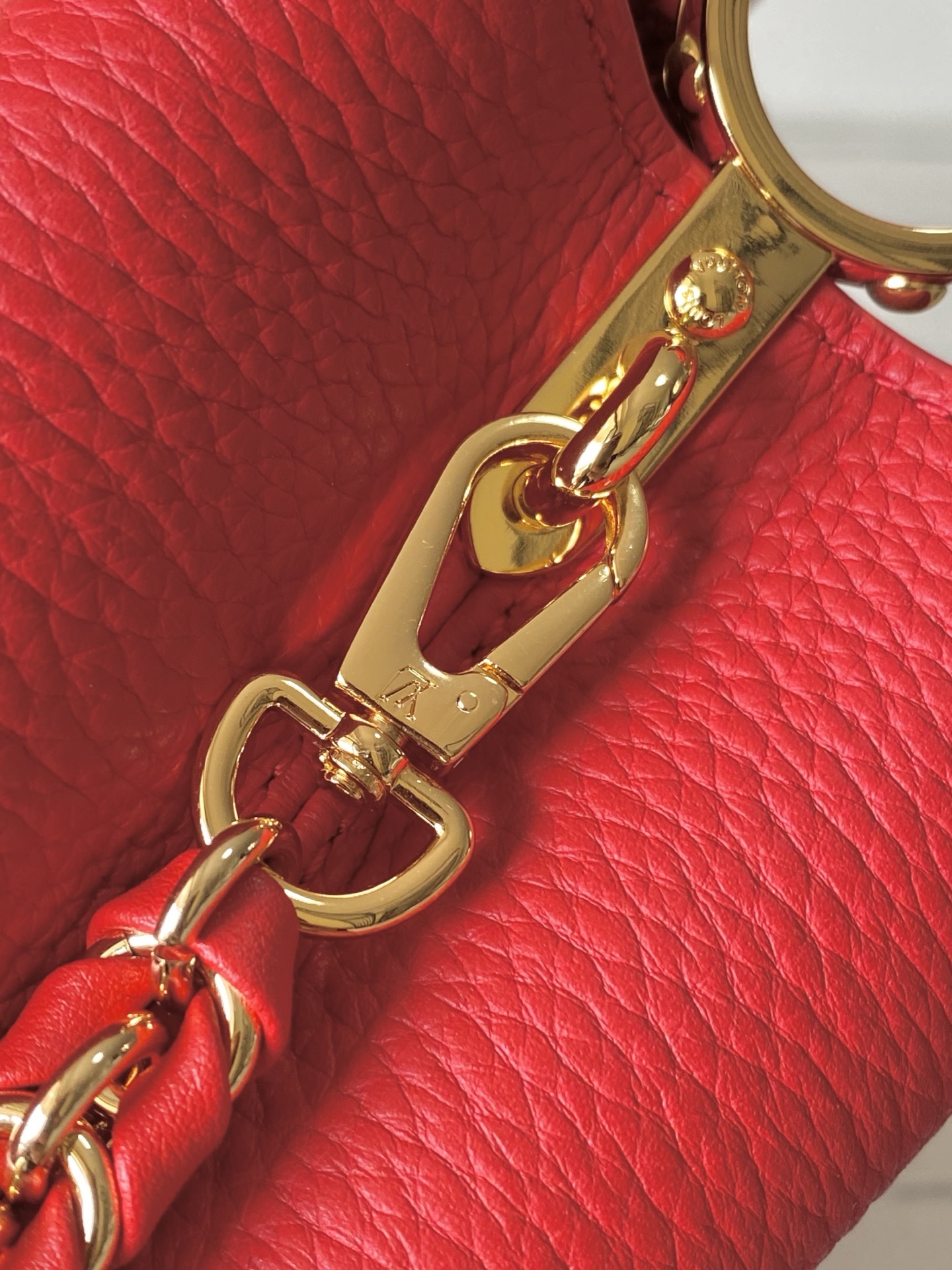 特级原厂皮 M13250 迷你 红樱桃拼金扣链条 本款Capucines手袋取材细腻Taurillon