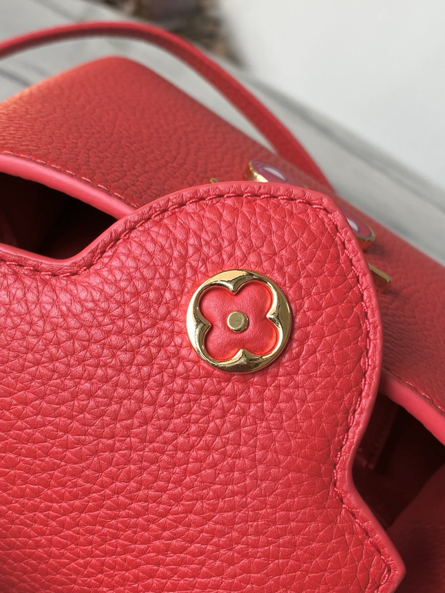 特级原厂皮 M13250 迷你 红樱桃拼金扣链条 本款Capucines手袋取材细腻Taurillon