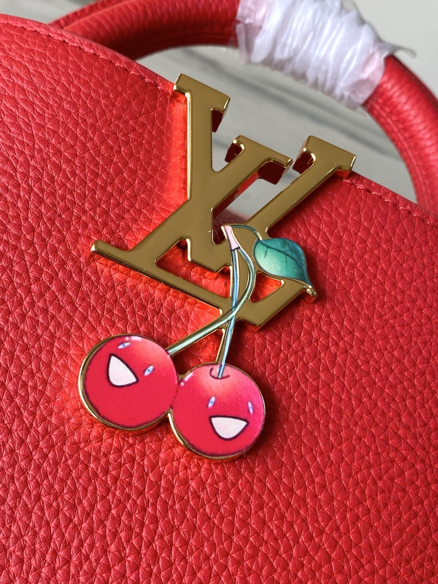 特级原厂皮 M13250 迷你 红樱桃拼金扣链条 本款Capucines手袋取材细腻Taurillon