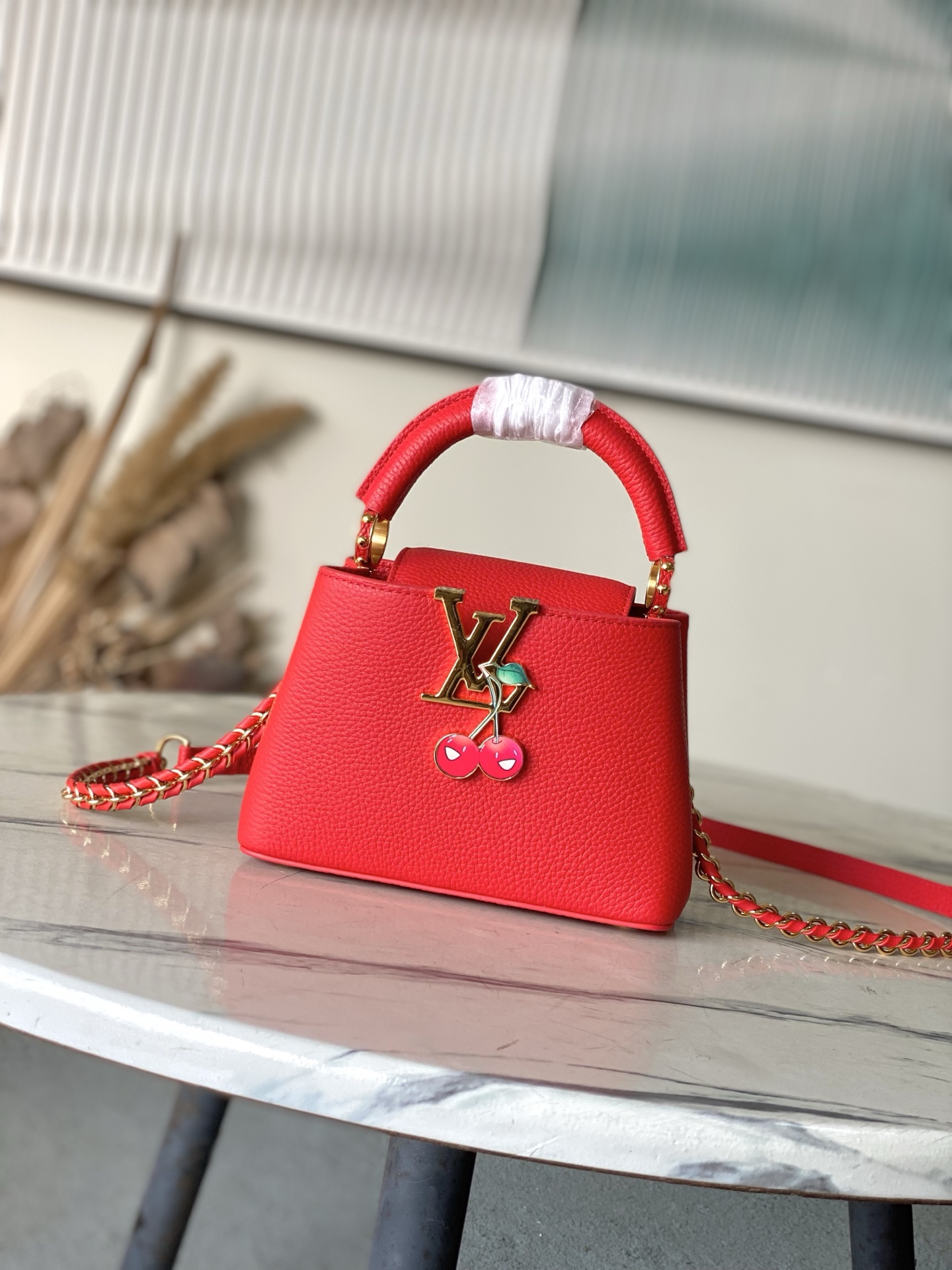 特级原厂皮 M13250 迷你 红樱桃拼金扣链条 本款Capucines手袋取材细腻Taurillon 