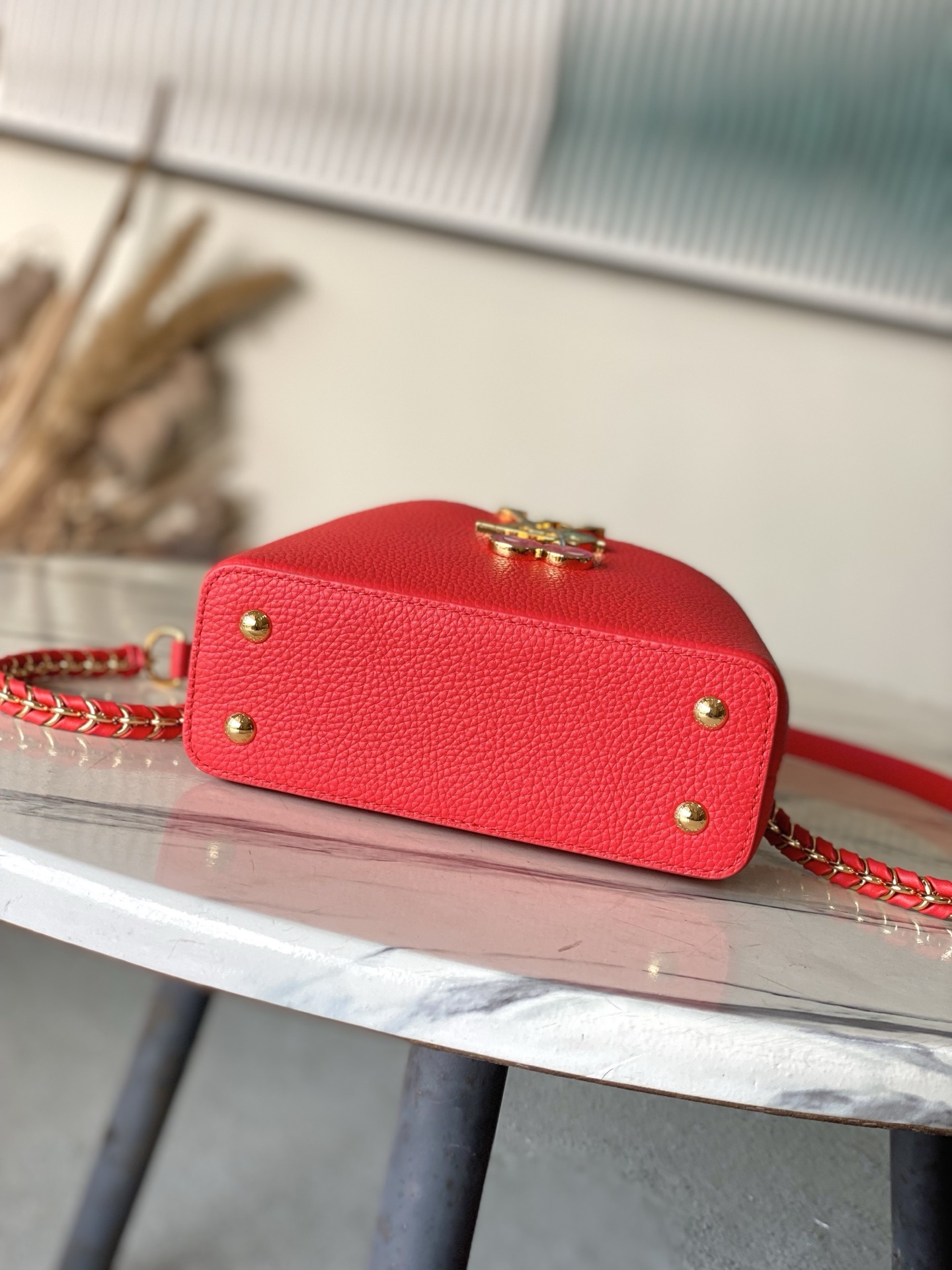 特级原厂皮 M13250 迷你 红樱桃拼金扣链条 本款Capucines手袋取材细腻Taurillon
