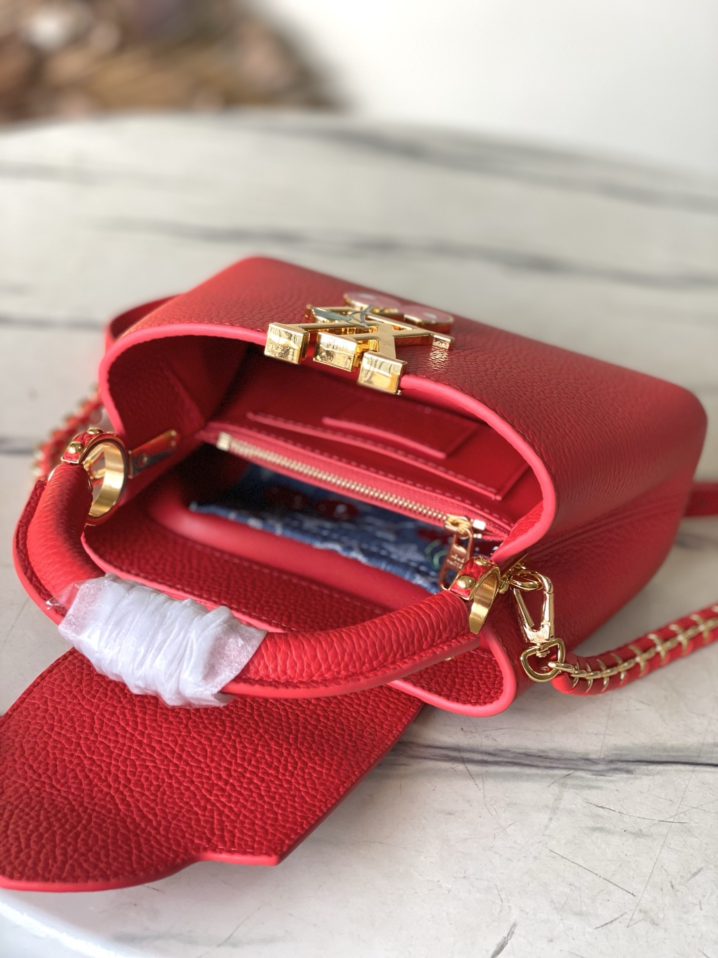 特级原厂皮 M13250 迷你 红樱桃拼金扣链条 本款Capucines手袋取材细腻Taurillon