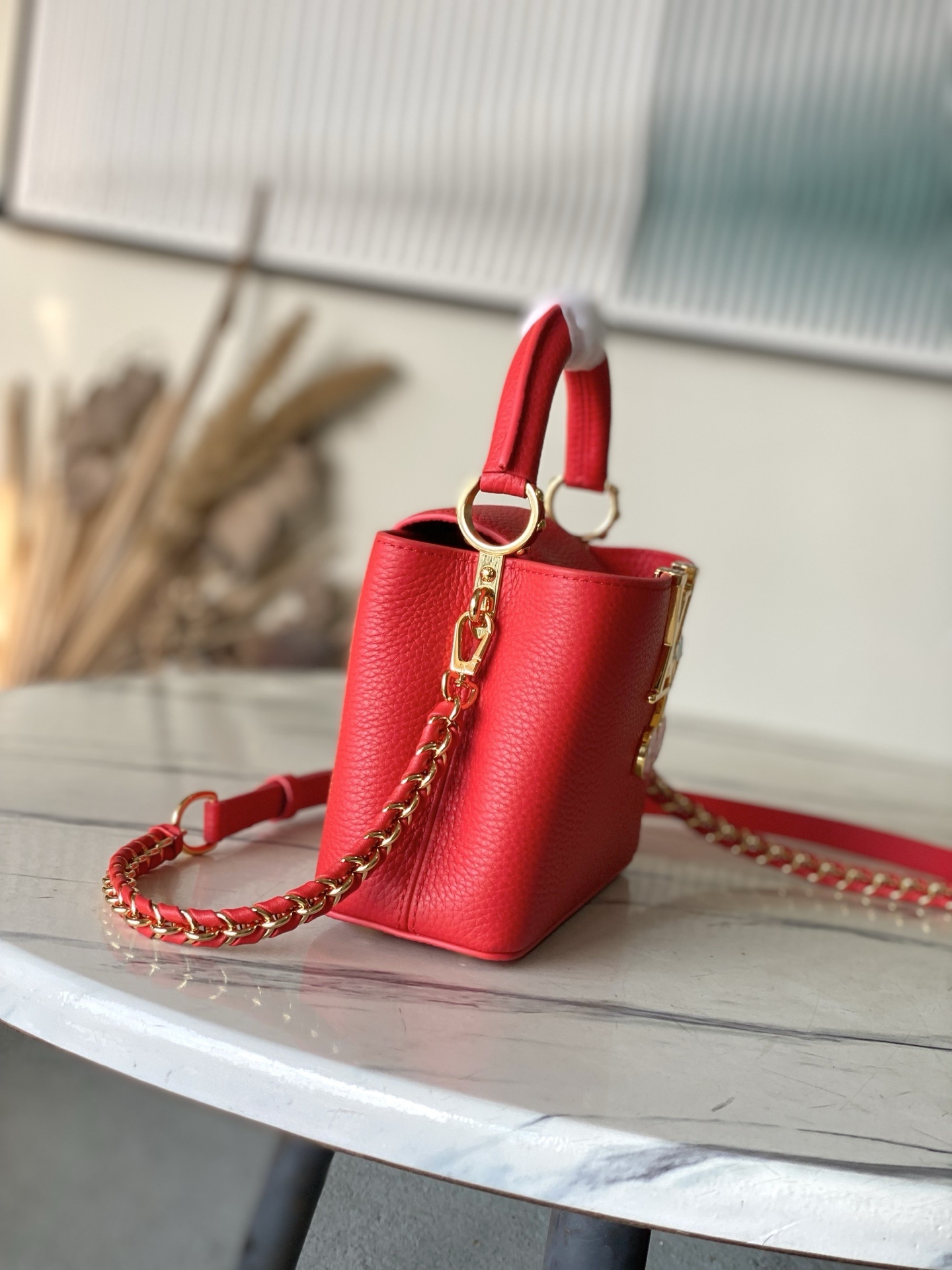 特级原厂皮 M13250 迷你 红樱桃拼金扣链条 本款Capucines手袋取材细腻Taurillon