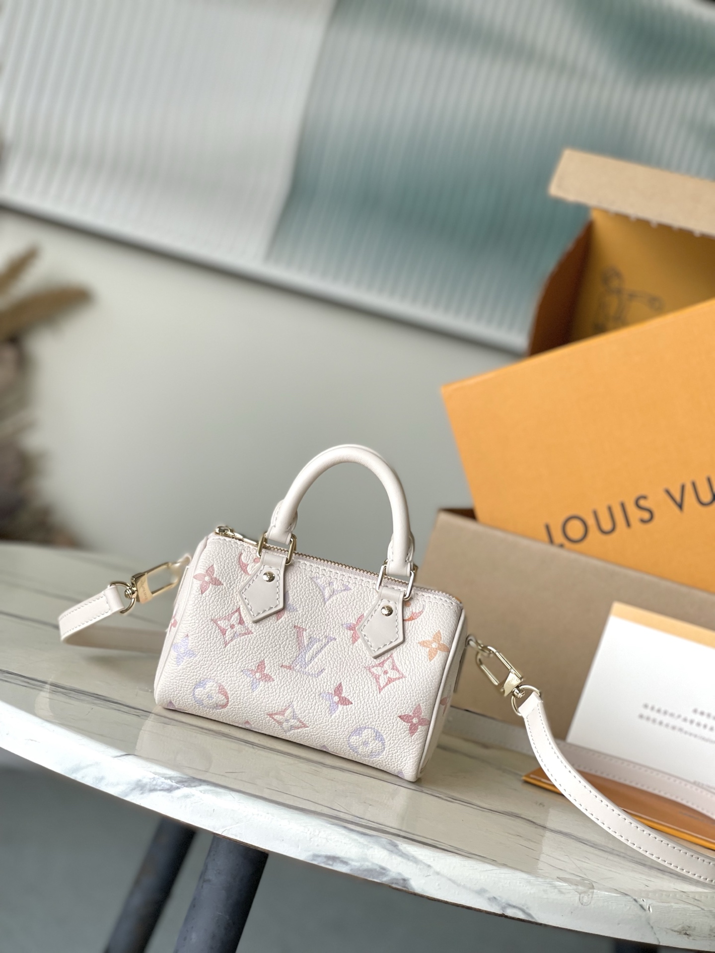 顶级原单 代购级免税版 M25591 本款NanoSpeedy手袋于新季浸染淡雅幻梦色彩,可轻松点亮各式造型。经典Monogram Empreinte皮革包身搭配金属件,充裕内里可容纳短款钱夹等日常所需,可拆卸肩带实现多种背携方式。尺寸:16 × 10 × 7.5 cm