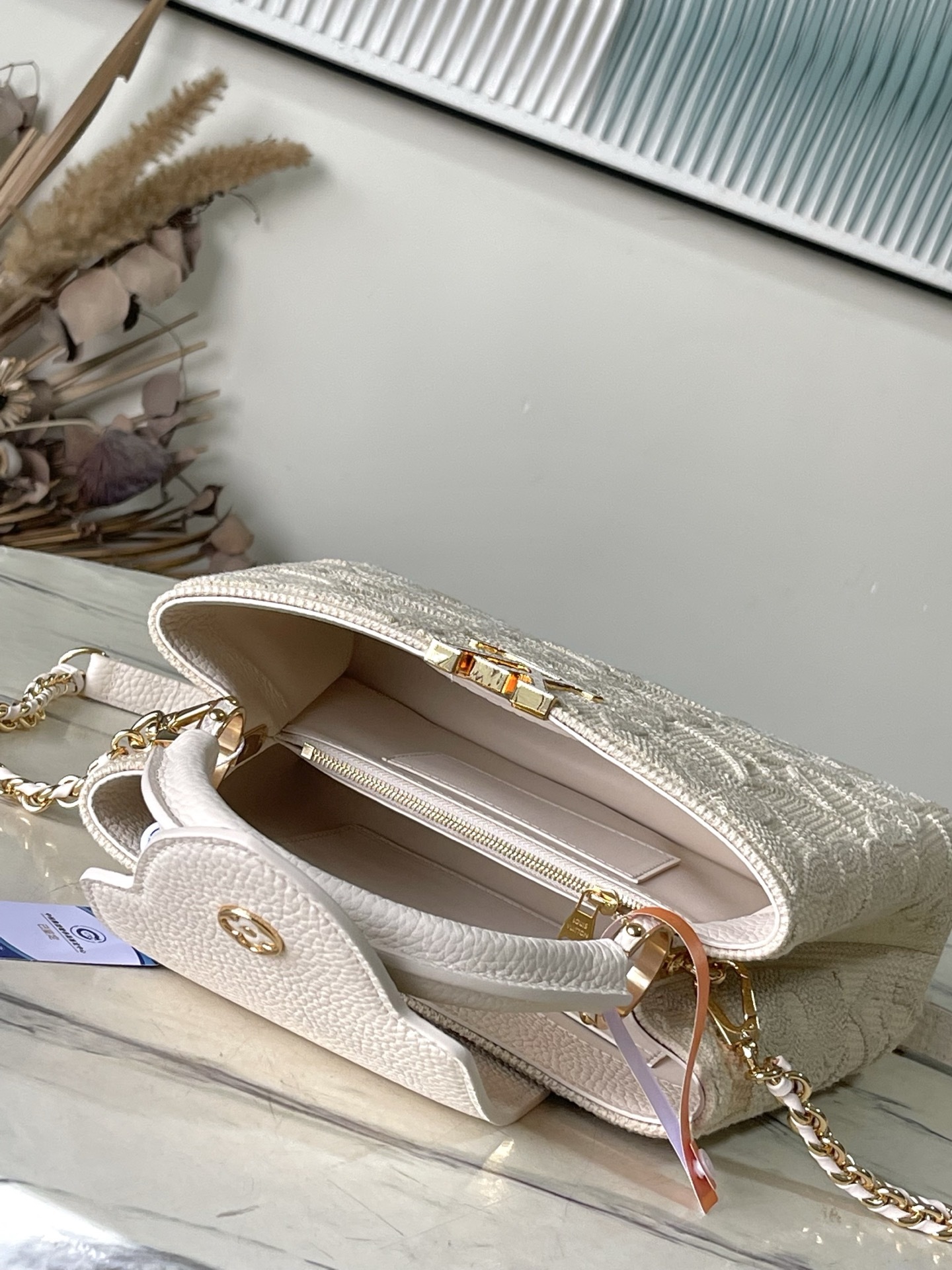 特级原厂皮 M14389 小号 这款时尚的Cacines属于“花园动画”系列,灵感源自新艺术风格的图案。