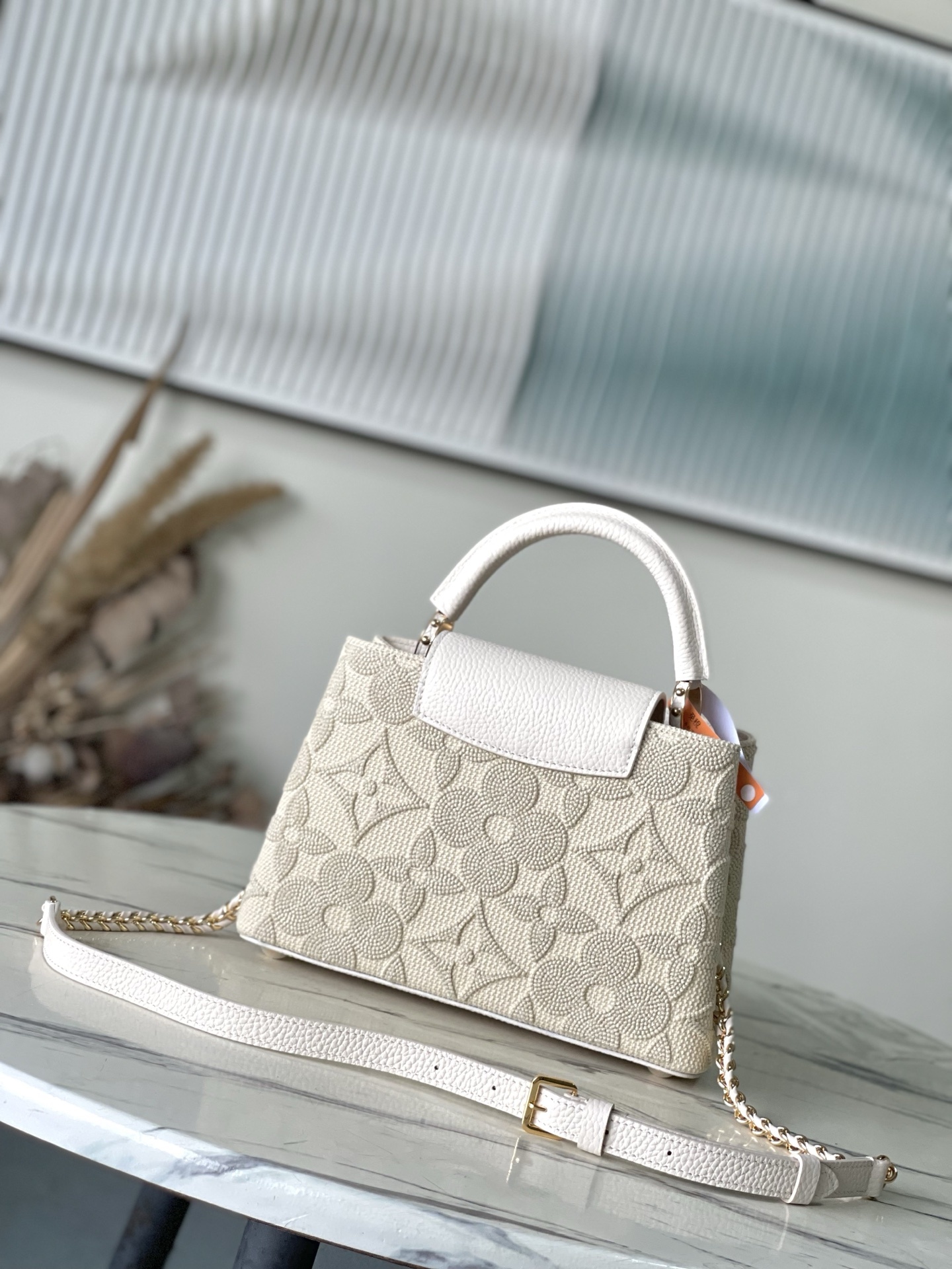 特级原厂皮 M14389 小号 这款时尚的Cacines属于“花园动画”系列,灵感源自新艺术风格的图案。