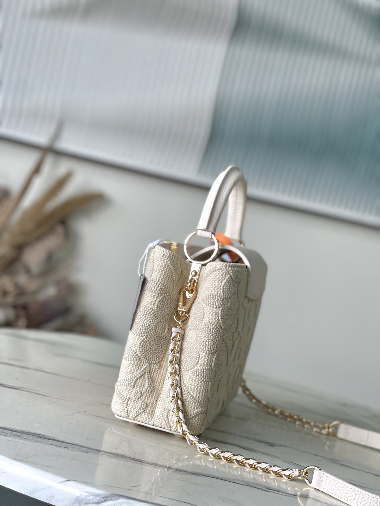 特级原厂皮 M14389 小号 这款时尚的Cacines属于“花园动画”系列,灵感源自新艺术风格的图案。