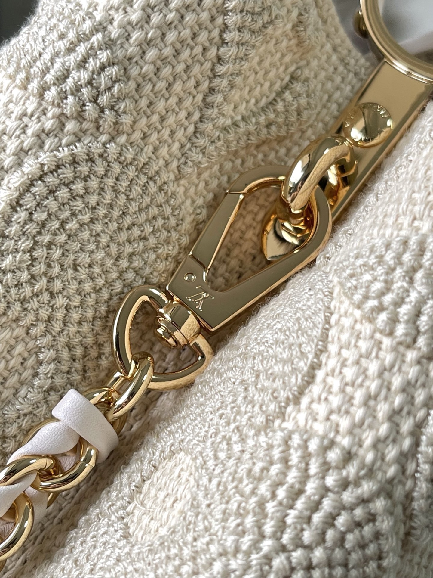 特级原厂皮 M14389 小号 这款时尚的Cacines属于“花园动画”系列,灵感源自新艺术风格的图案。