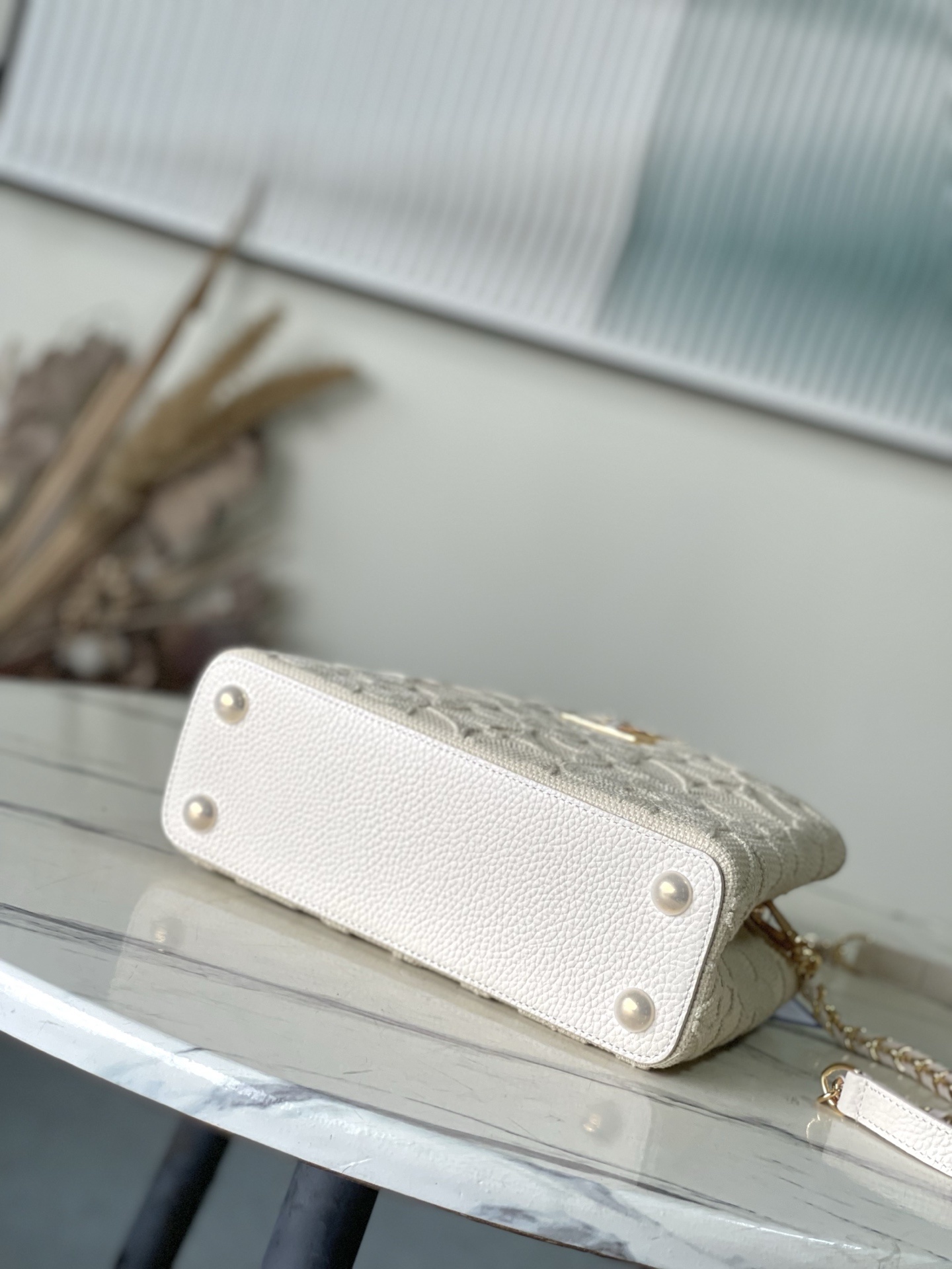 特级原厂皮 M14389 小号 这款时尚的Cacines属于“花园动画”系列,灵感源自新艺术风格的图案。