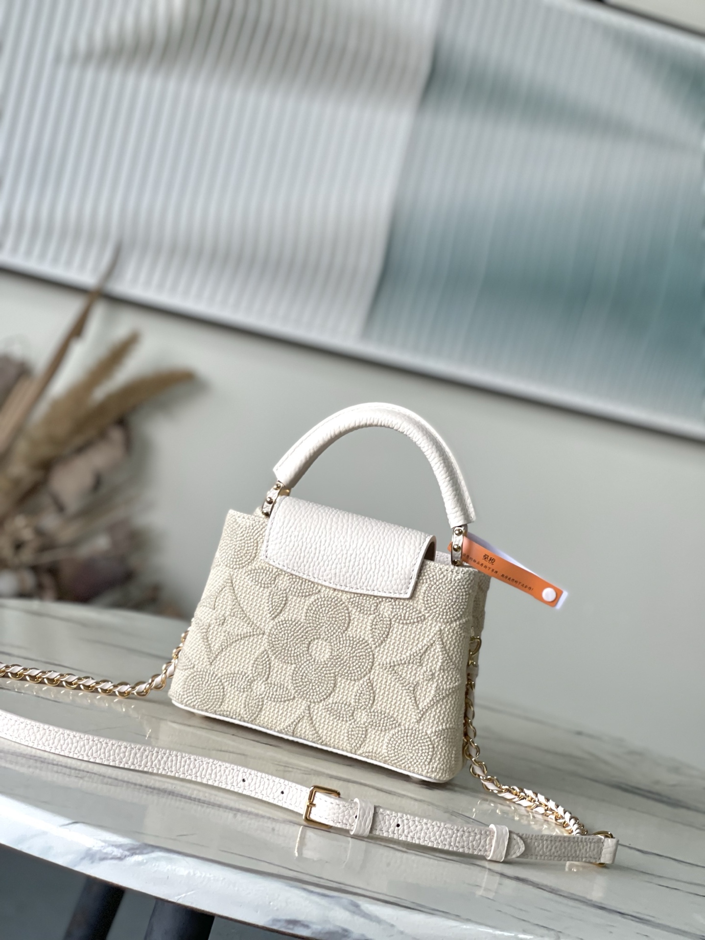 特级原厂皮 M14389 迷你 这款时尚的Cacines属于“花园动画”系列,灵感源自新艺术风格的图案。