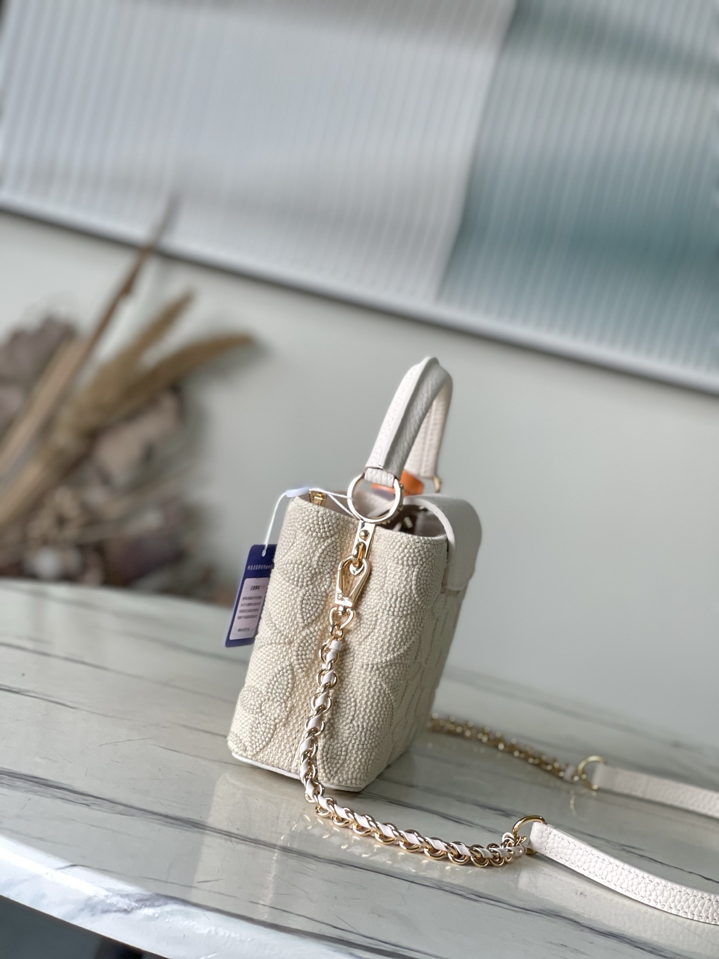 特级原厂皮 M14389 迷你 这款时尚的Cacines属于“花园动画”系列,灵感源自新艺术风格的图案。