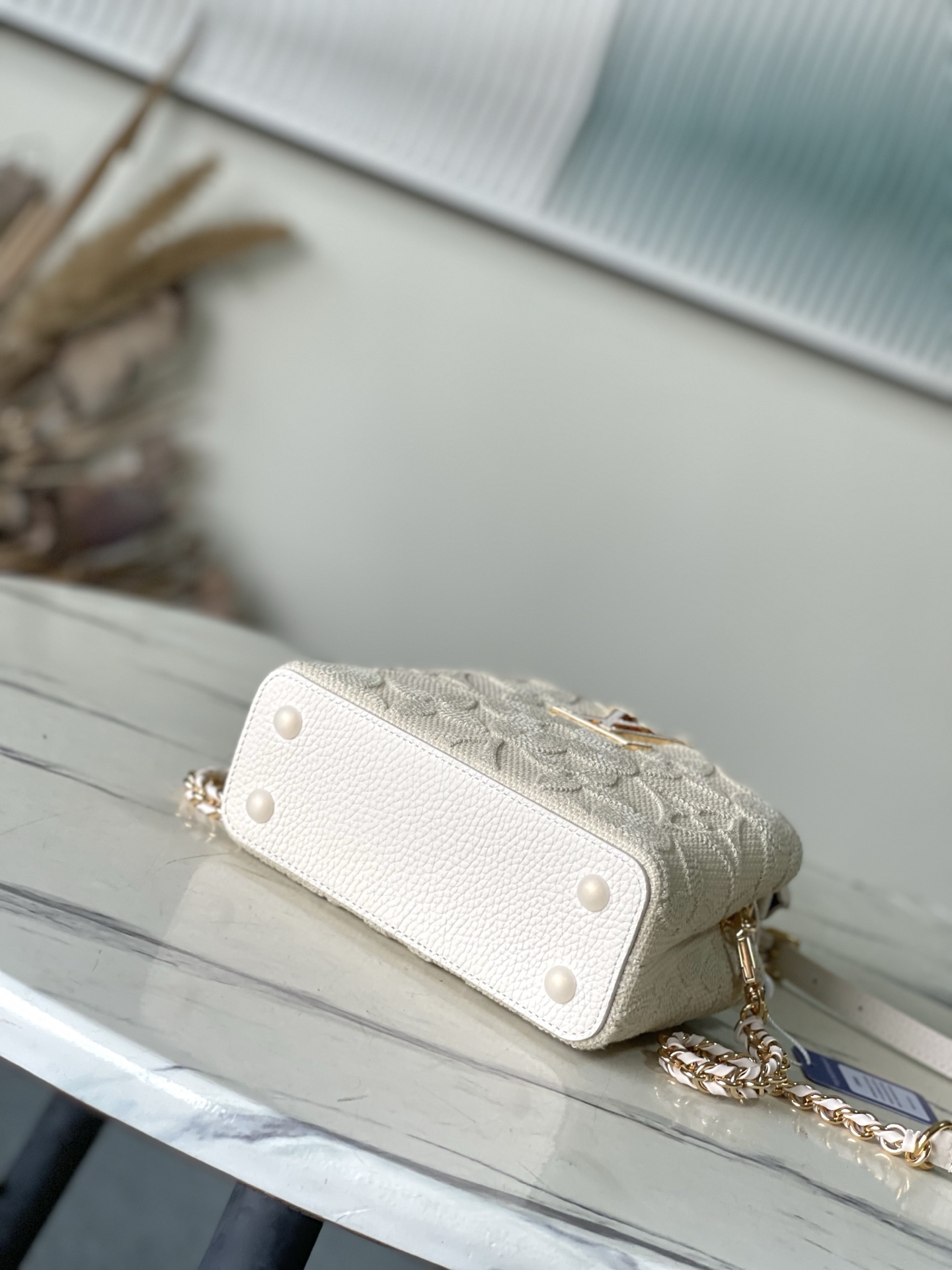 特级原厂皮 M14389 迷你 这款时尚的Cacines属于“花园动画”系列,灵感源自新艺术风格的图案。