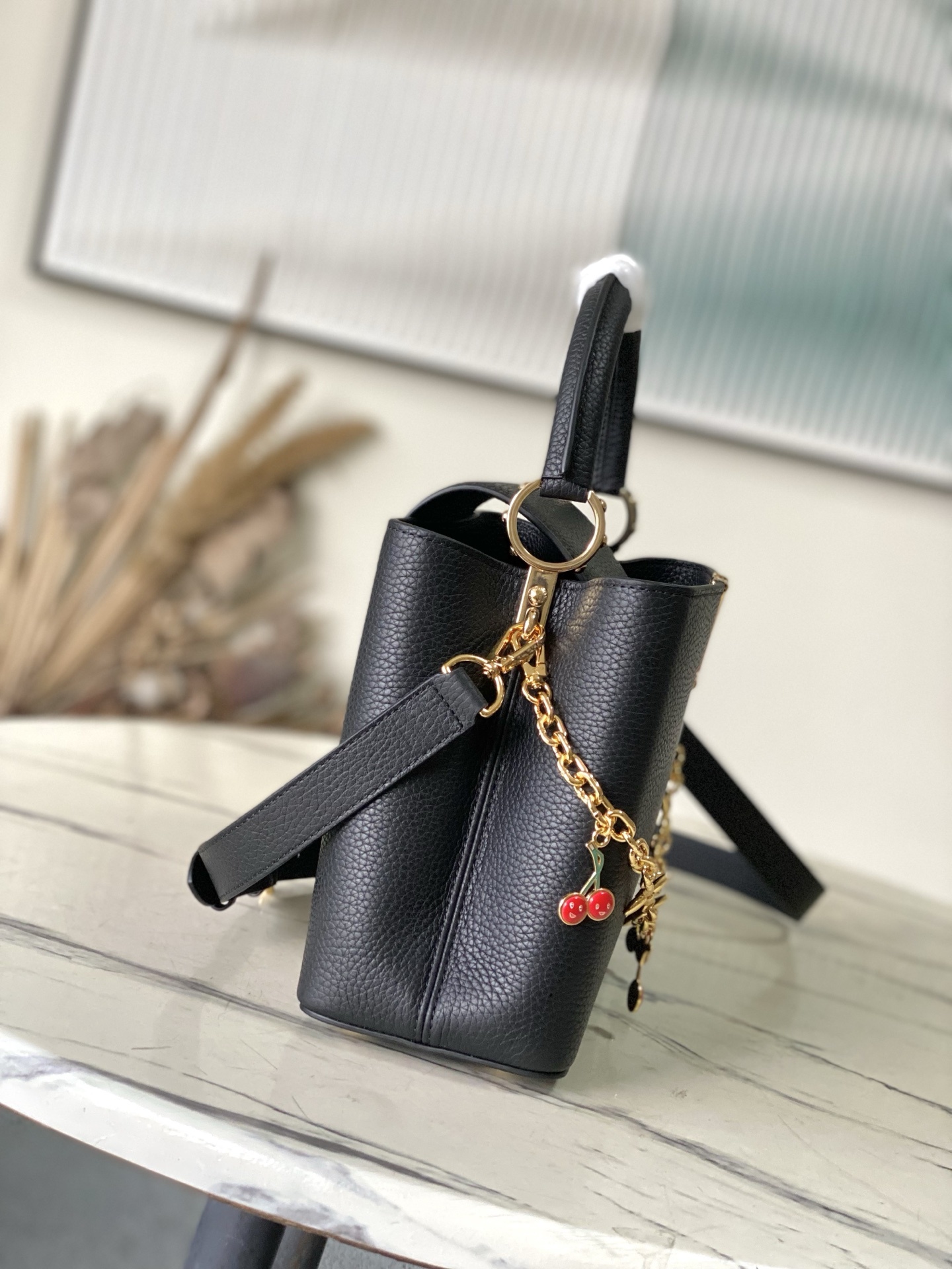 特级原厂皮 M13714 中号 本款Capucines中号手袋出自路易威登x村上隆复刻系列,以灵动风姿彰