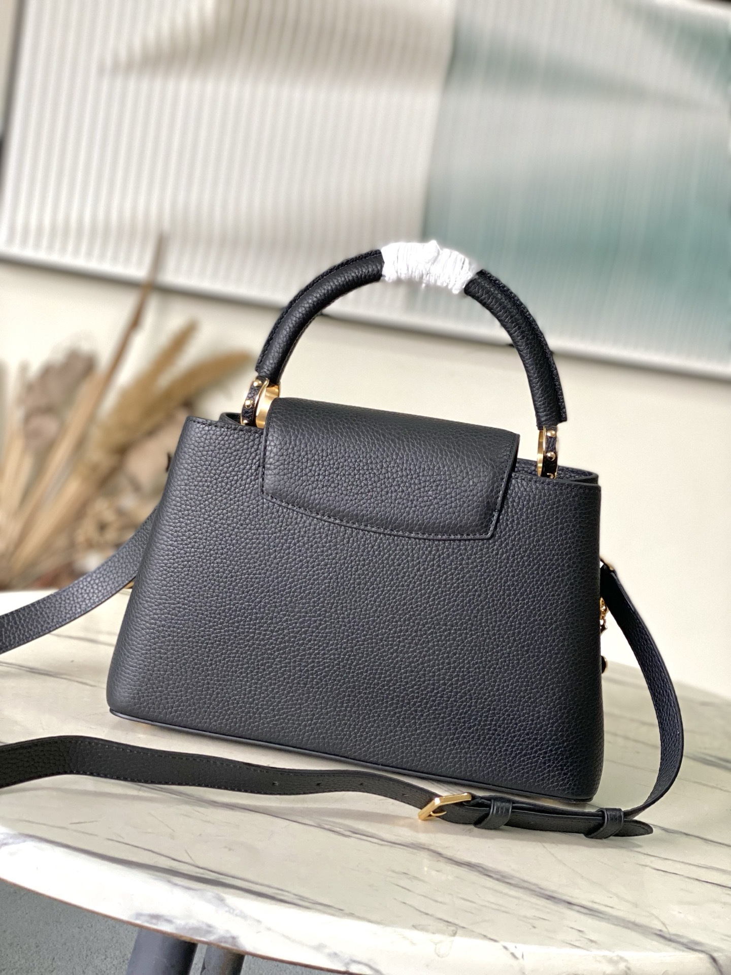 特级原厂皮 M13714 中号 本款Capucines中号手袋出自路易威登x村上隆复刻系列,以灵动风姿彰