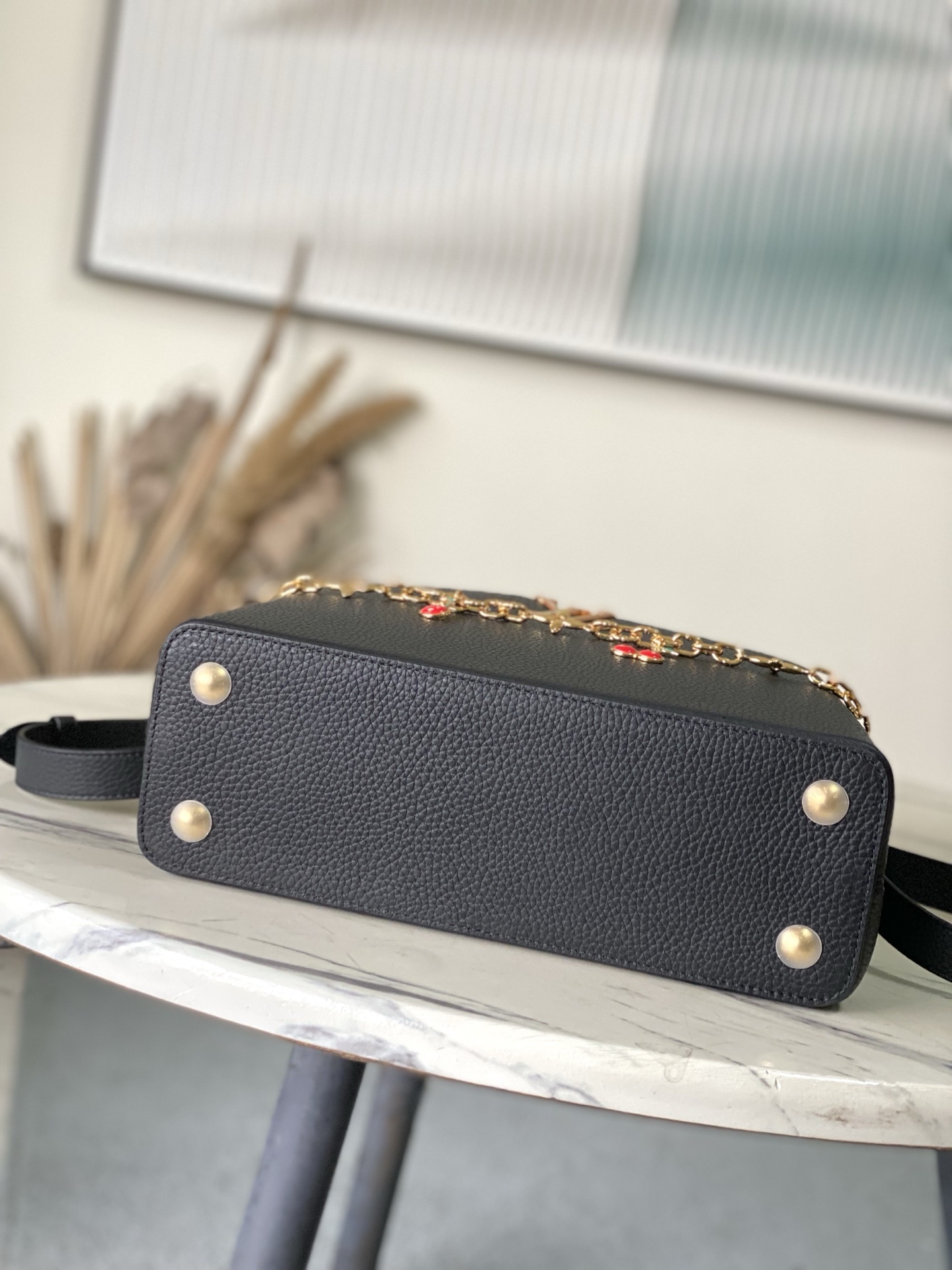 特级原厂皮 M13714 中号 本款Capucines中号手袋出自路易威登x村上隆复刻系列,以灵动风姿彰