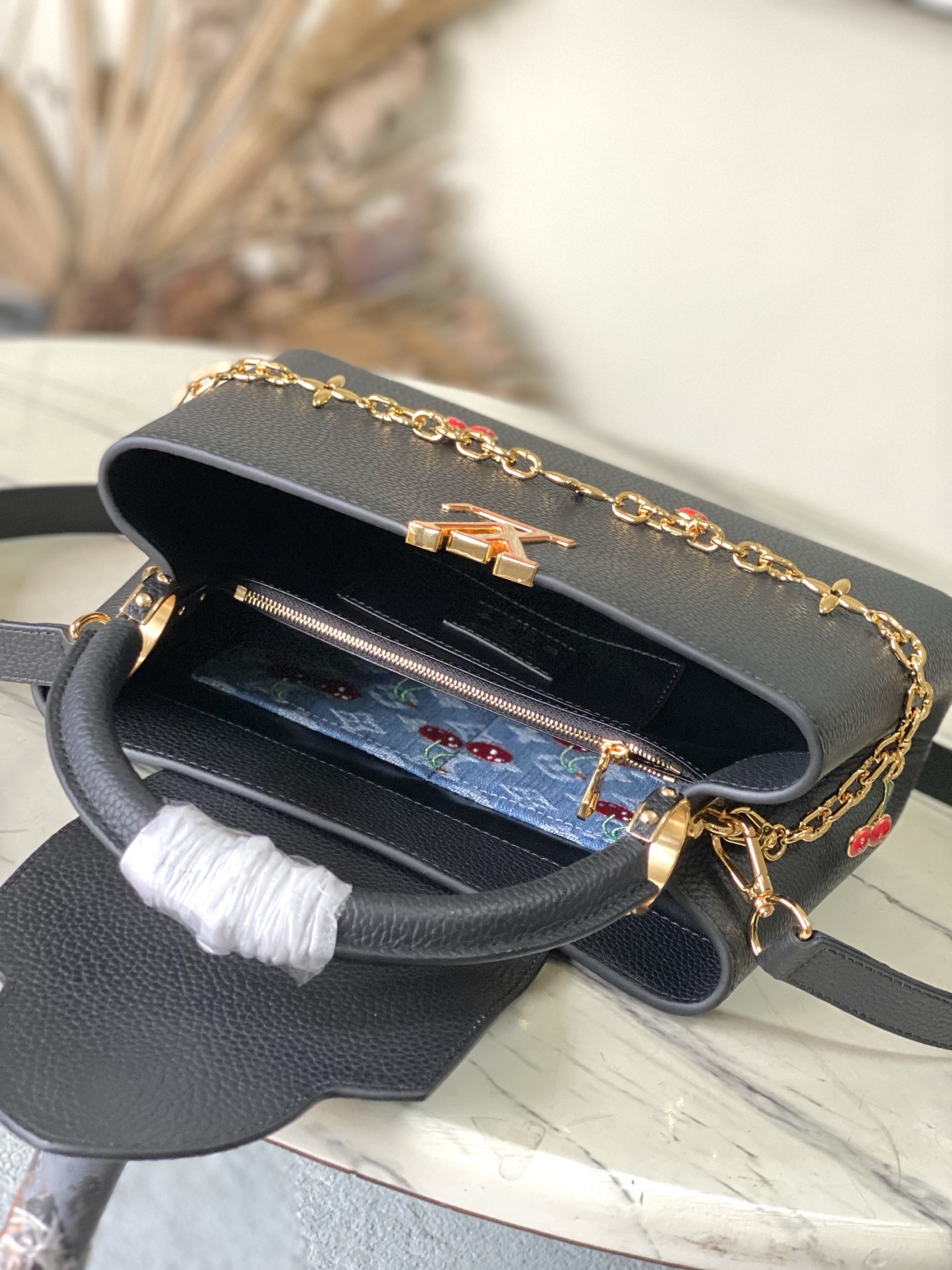 特级原厂皮 M13714 中号 本款Capucines中号手袋出自路易威登x村上隆复刻系列,以灵动风姿彰