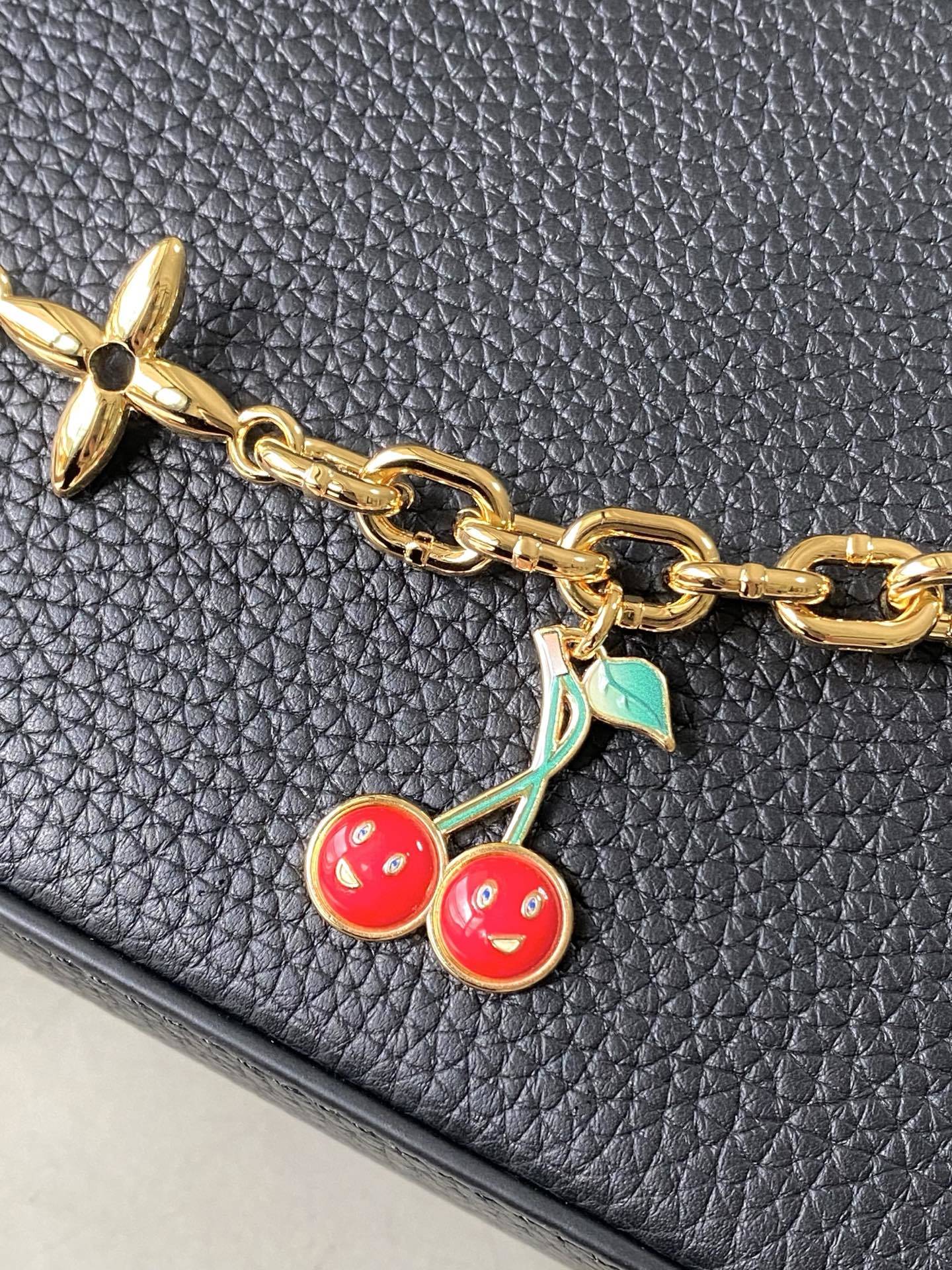 特级原厂皮 M13714 中号 本款Capucines中号手袋出自路易威登x村上隆复刻系列,以灵动风姿彰