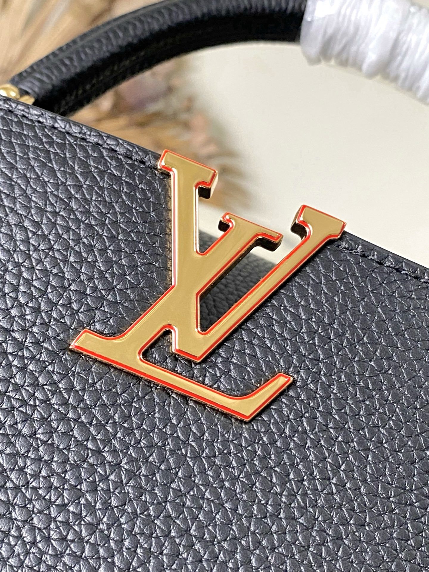 特级原厂皮 M13714 中号 本款Capucines中号手袋出自路易威登x村上隆复刻系列,以灵动风姿彰