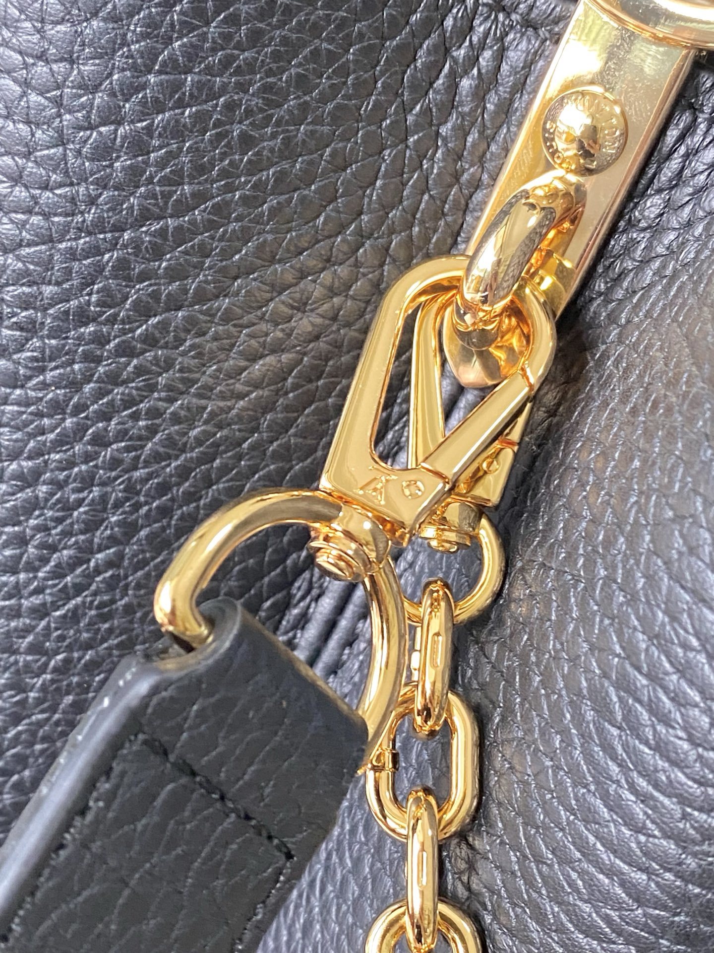 特级原厂皮 M13714 中号 本款Capucines中号手袋出自路易威登x村上隆复刻系列,以灵动风姿彰